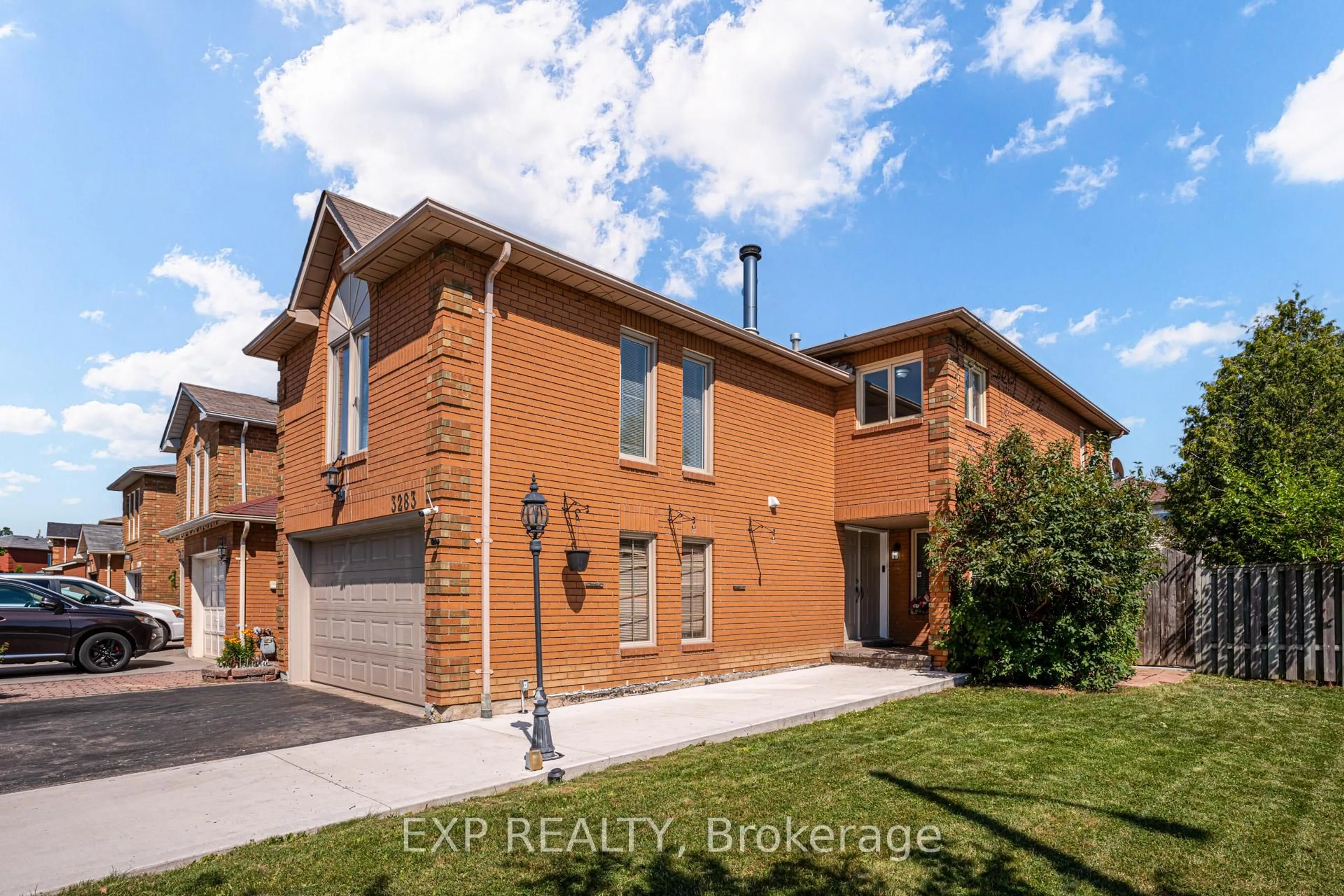 Home with brick exterior material, street for 3283 Bobwhite Mews, Mississauga Ontario L5N 6G1