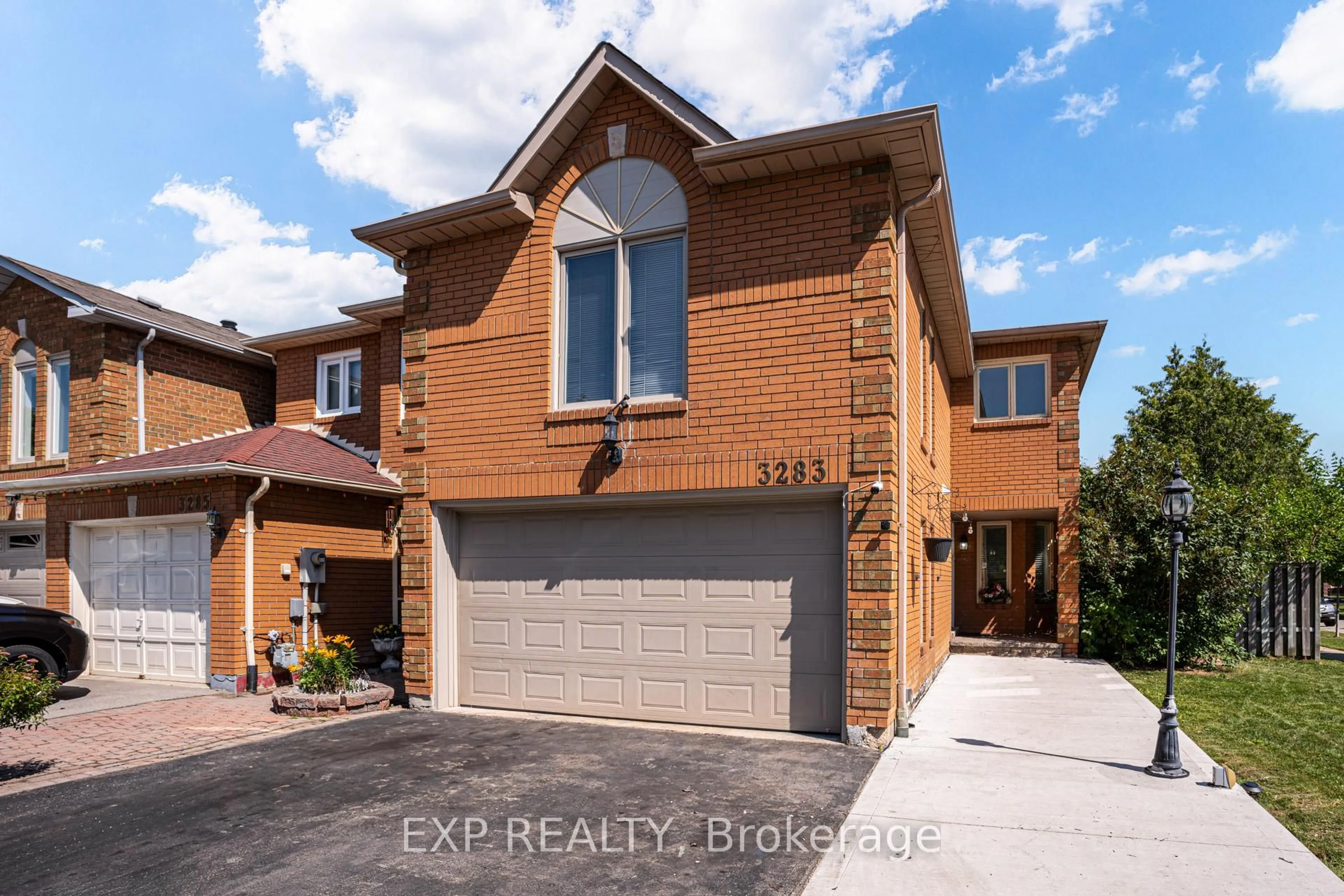 Home with brick exterior material, street for 3283 Bobwhite Mews, Mississauga Ontario L5N 6G1