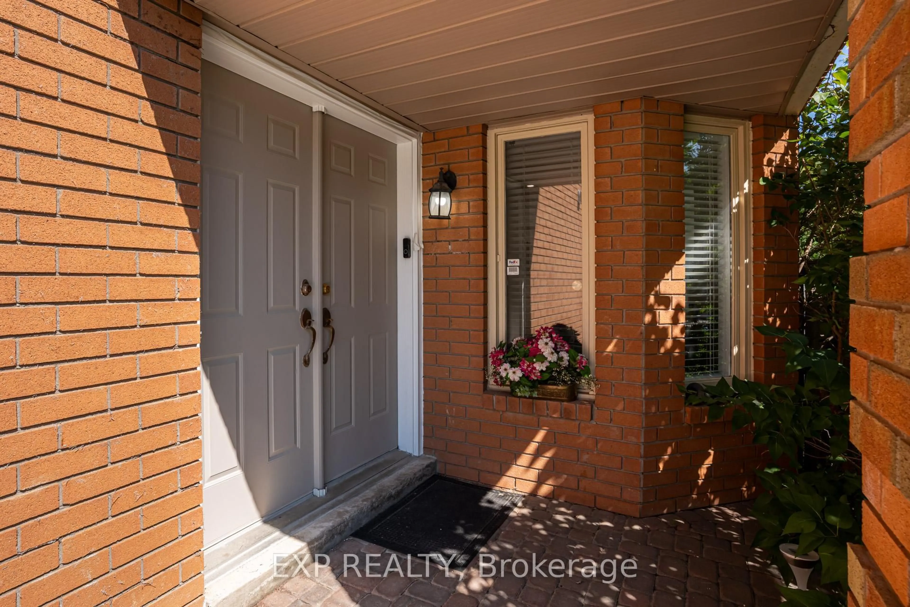 Indoor entryway for 3283 Bobwhite Mews, Mississauga Ontario L5N 6G1