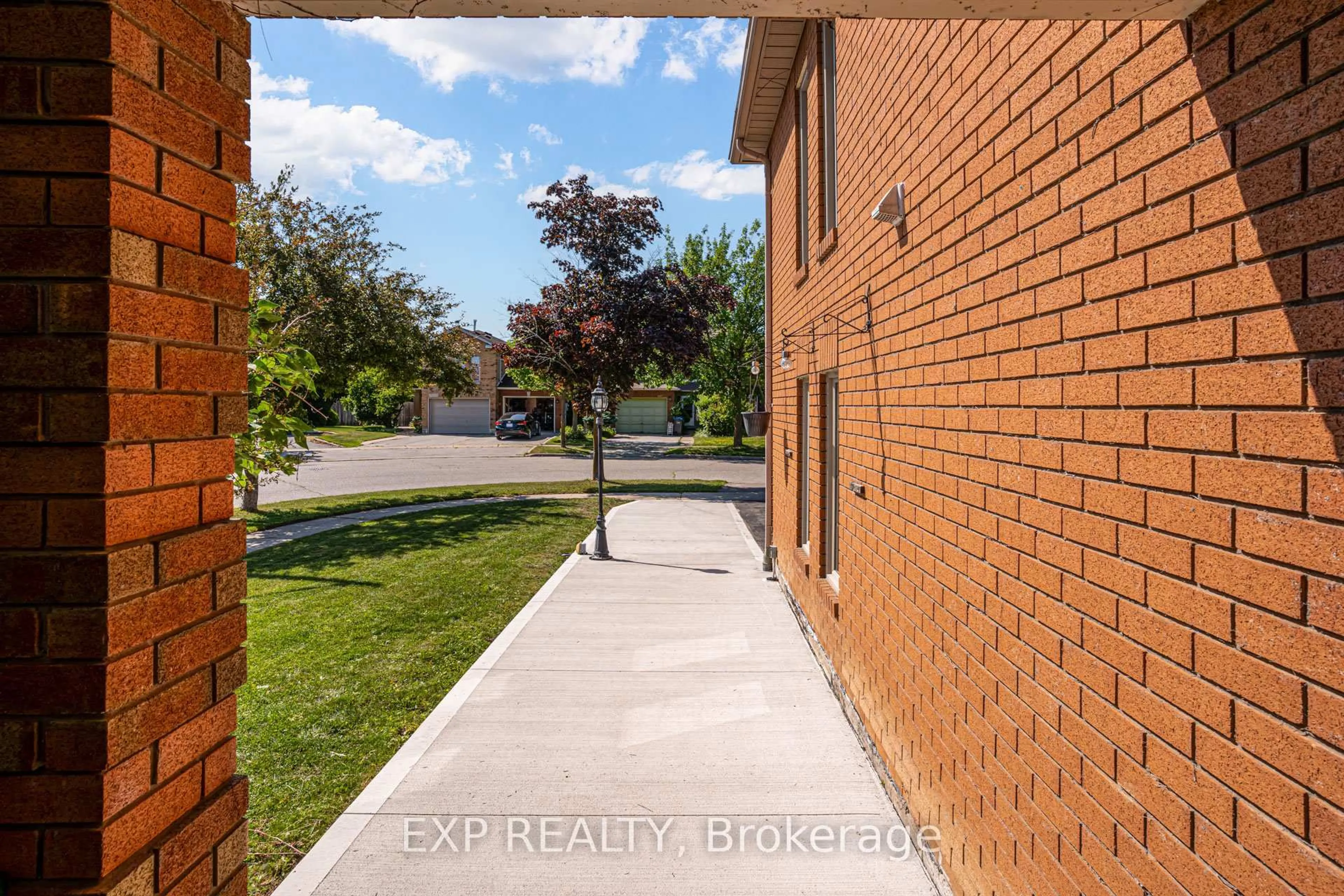 Home with brick exterior material, street for 3283 Bobwhite Mews, Mississauga Ontario L5N 6G1