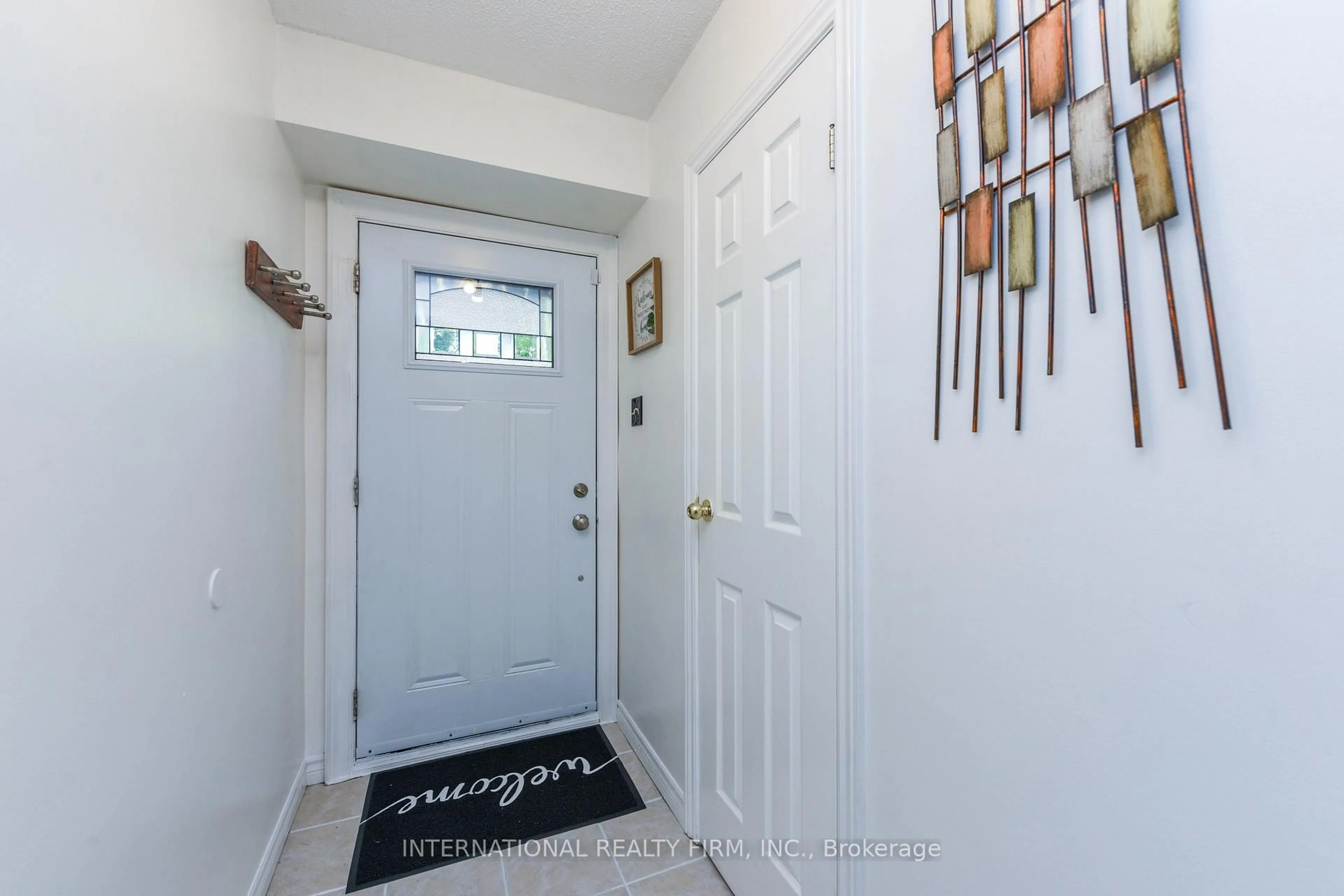 Indoor entryway for 1951 Rathburn Rd #89, Mississauga Ontario L4W 2N9
