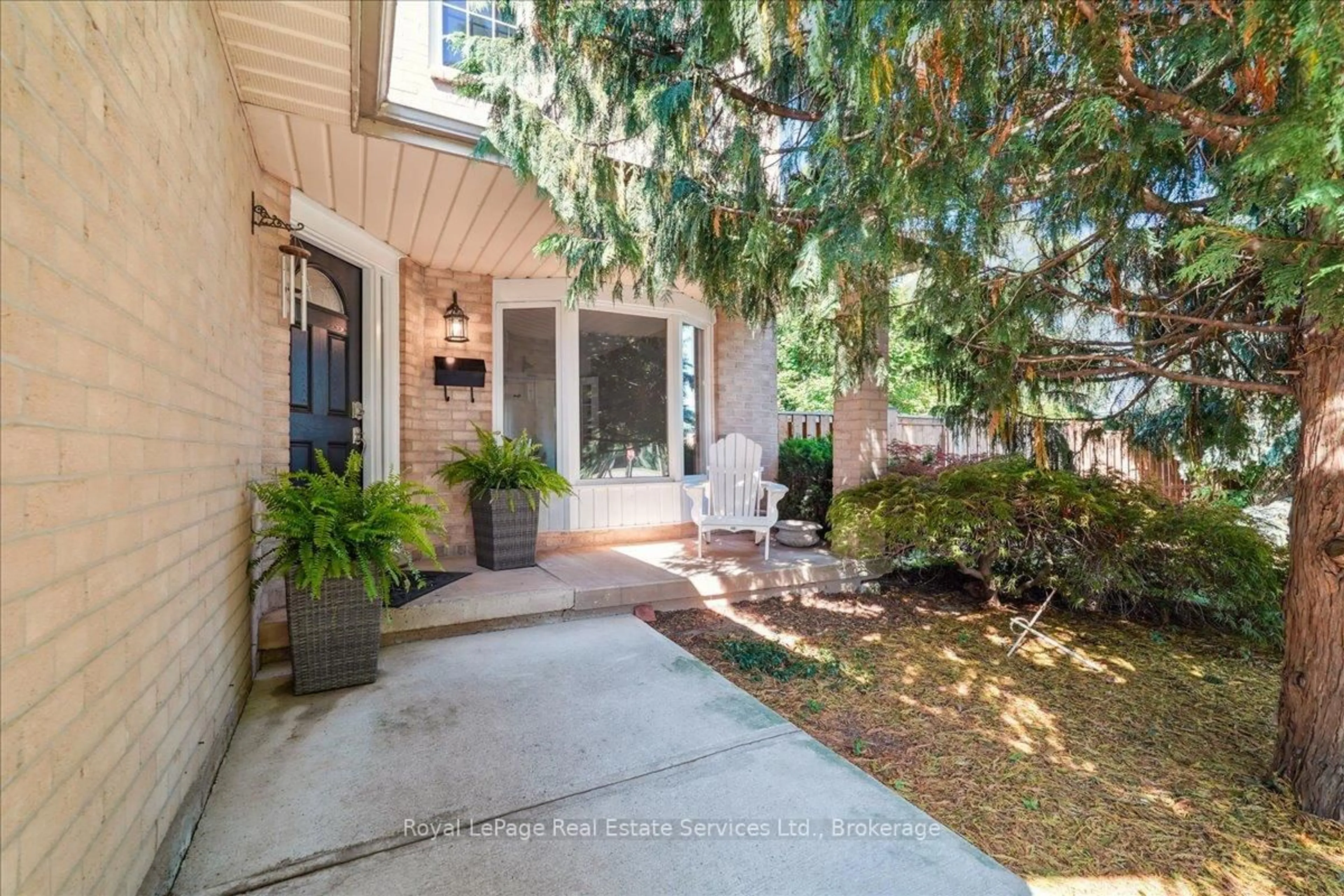 Indoor entryway for 471 Deerhurst Dr, Burlington Ontario L7L 5T4