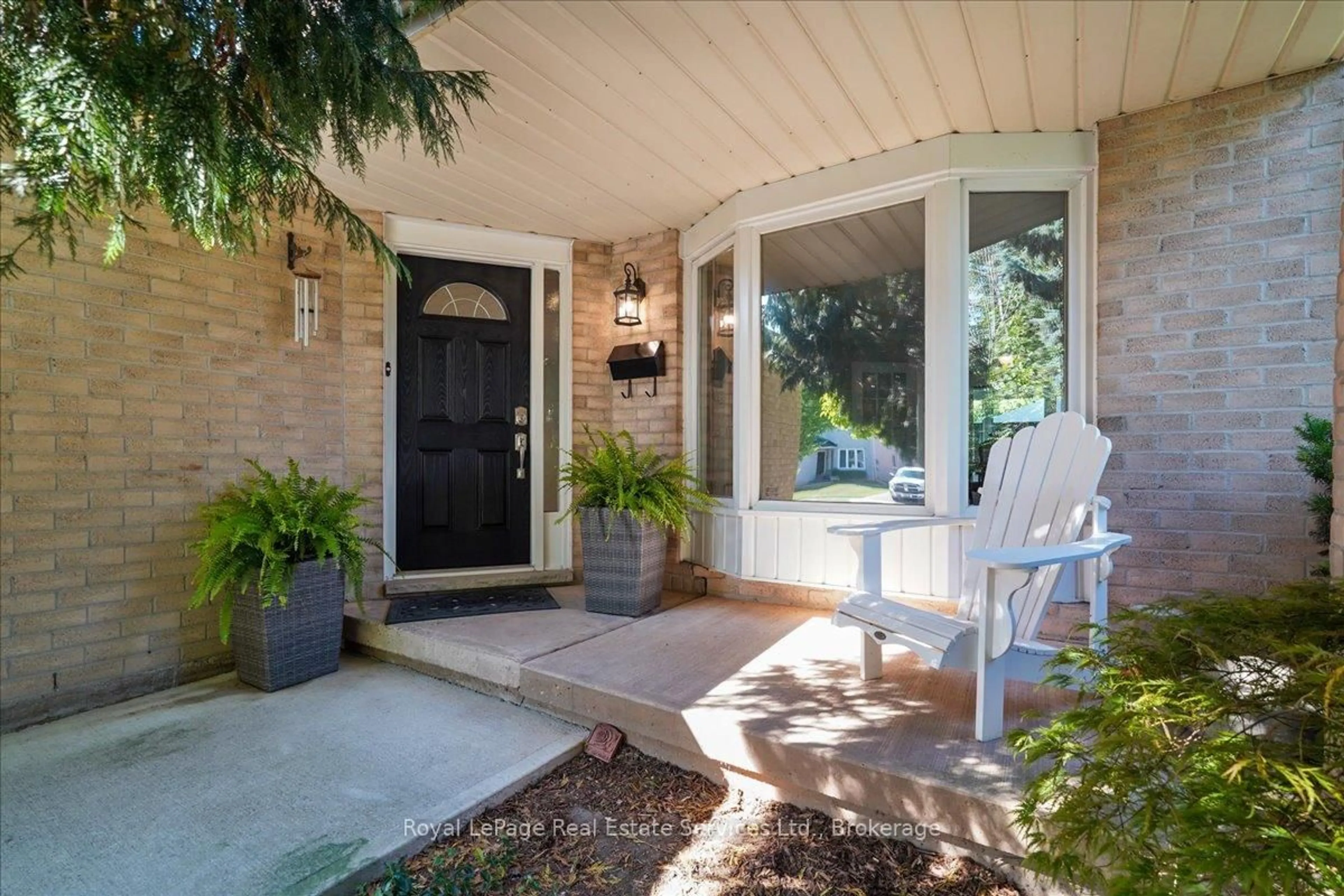 Indoor entryway for 471 Deerhurst Dr, Burlington Ontario L7L 5T4