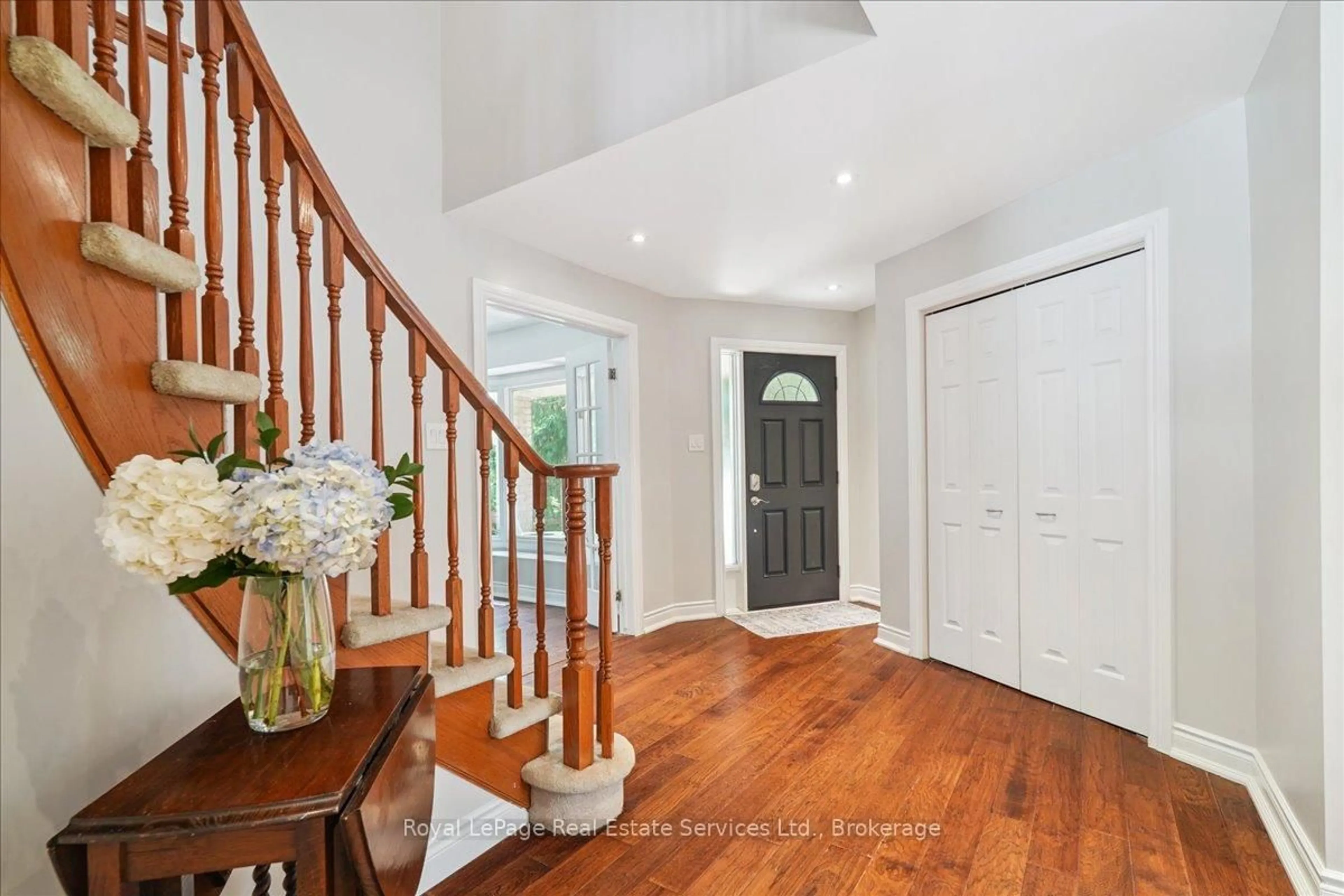 Indoor entryway for 471 Deerhurst Dr, Burlington Ontario L7L 5T4