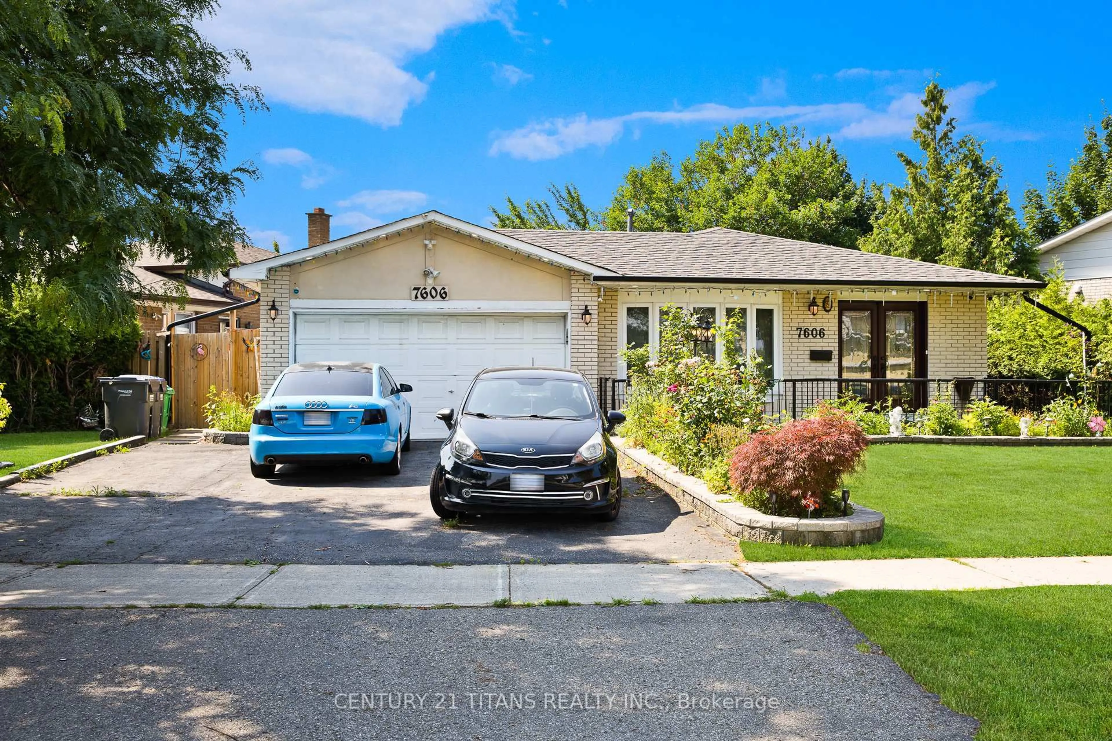 Home with vinyl exterior material, street for 7606 Netherwood Rd, Mississauga Ontario L4T 2P1
