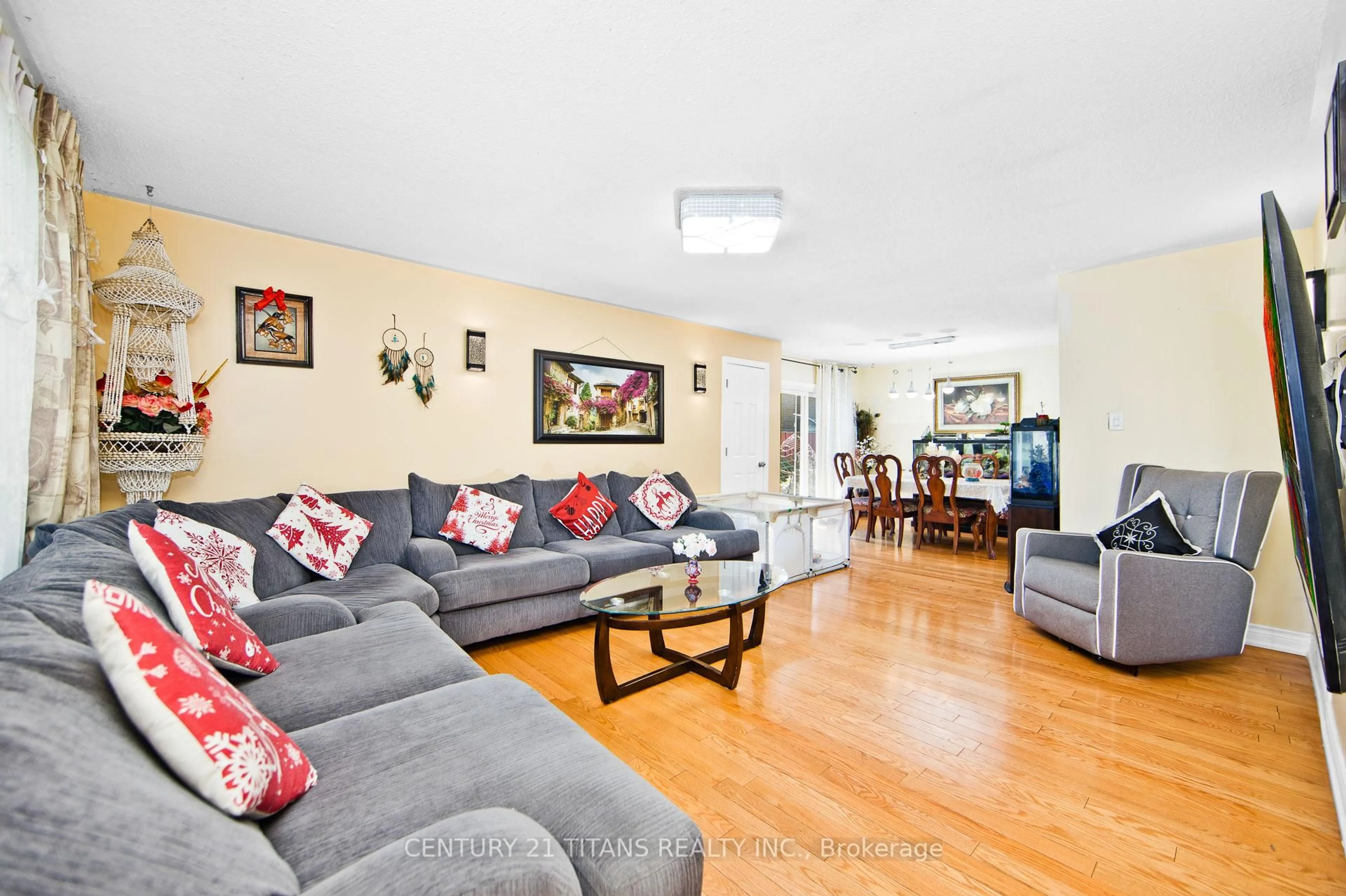 Living room with furniture, unknown for 7606 Netherwood Rd, Mississauga Ontario L4T 2P1