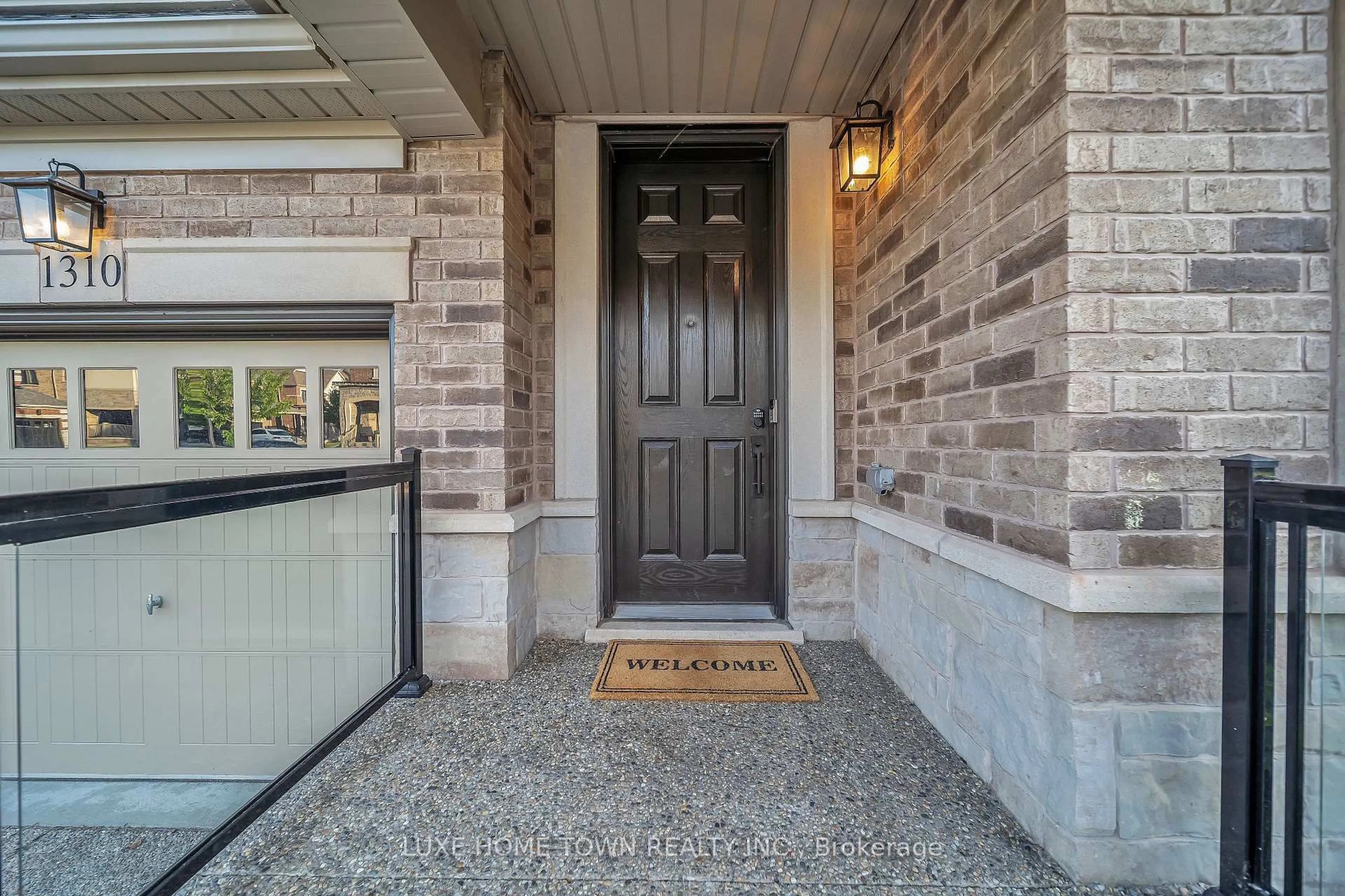 Indoor entryway for 1310 Raspberry Terr, Milton Ontario L9T 7K6