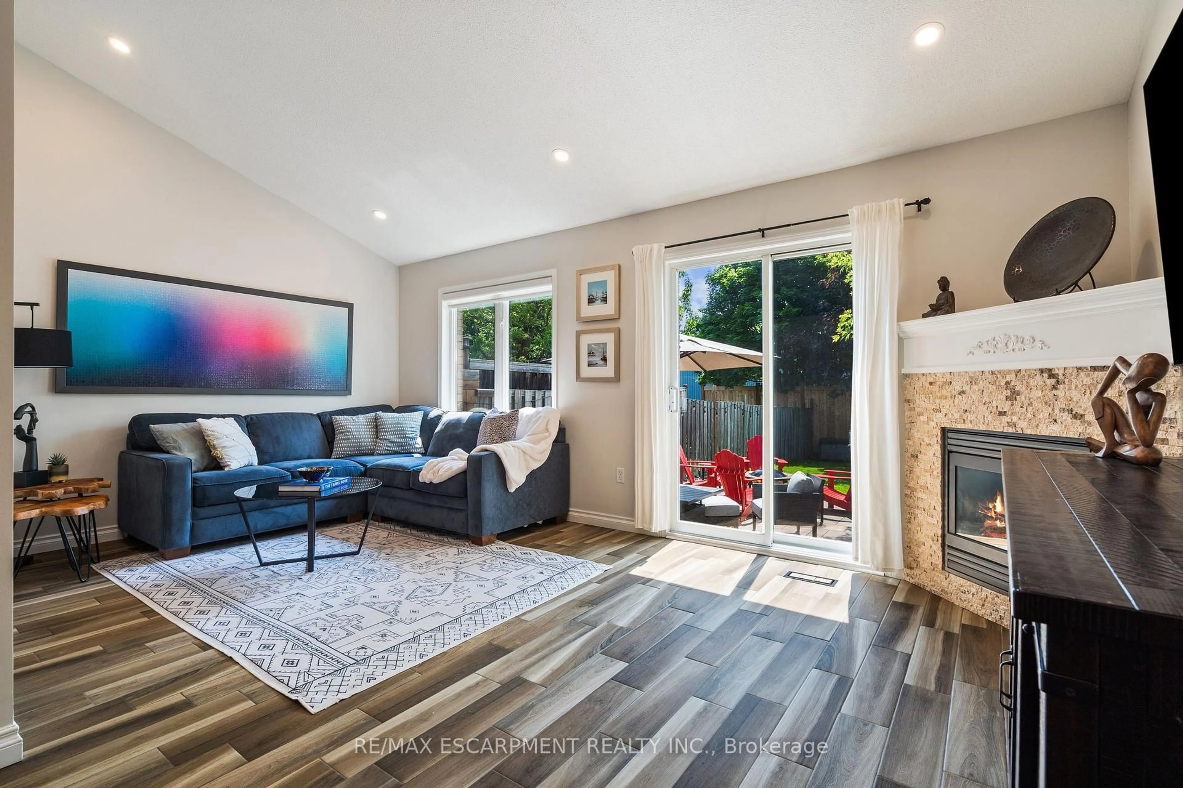 Living room with furniture, unknown for 1231 Blanshard Dr, Burlington Ontario L7M 4N6