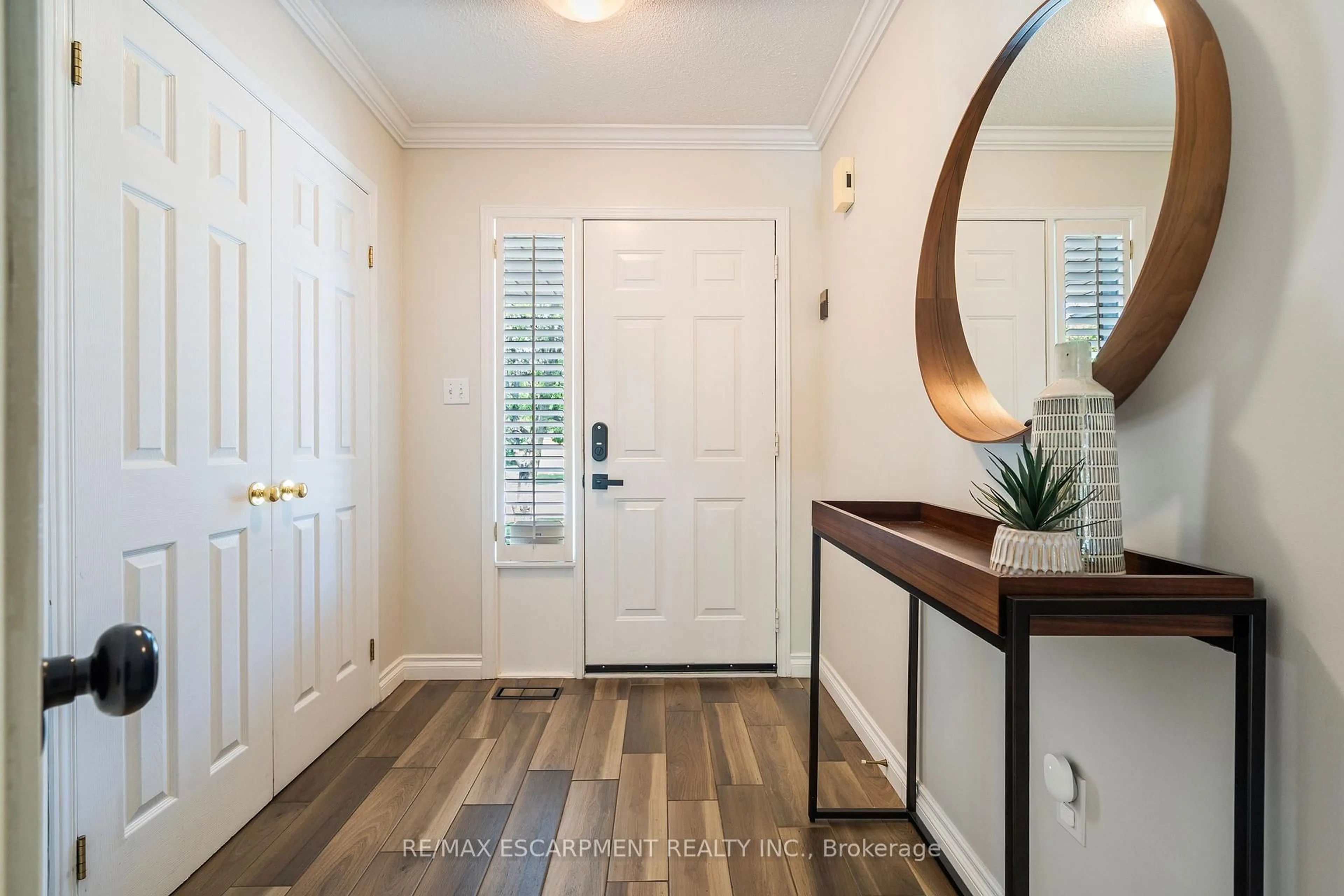 Indoor entryway for 1231 Blanshard Dr, Burlington Ontario L7M 4N6