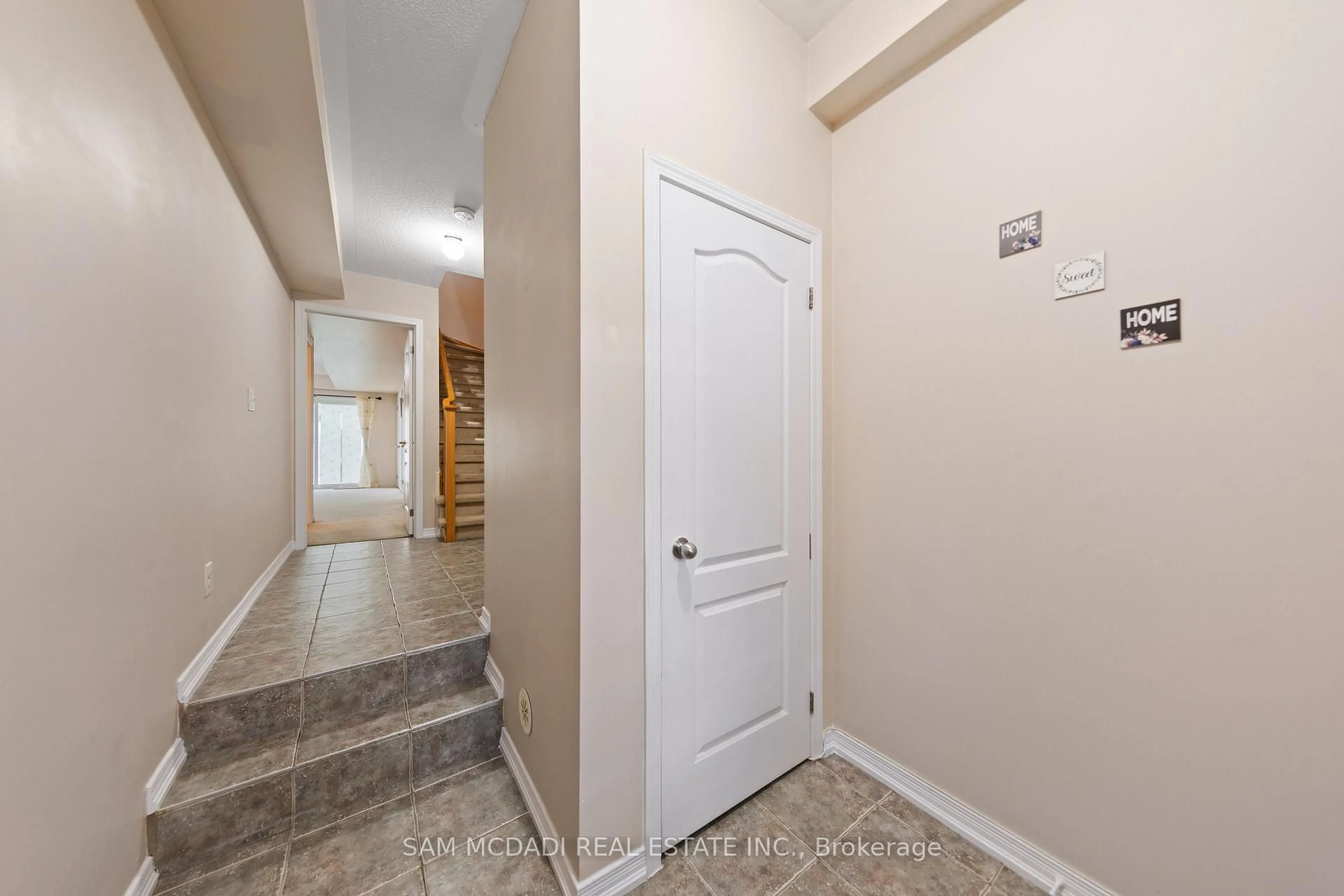 Indoor entryway for 103 Cedar Lake Cres, Brampton Ontario L6Y 0R1