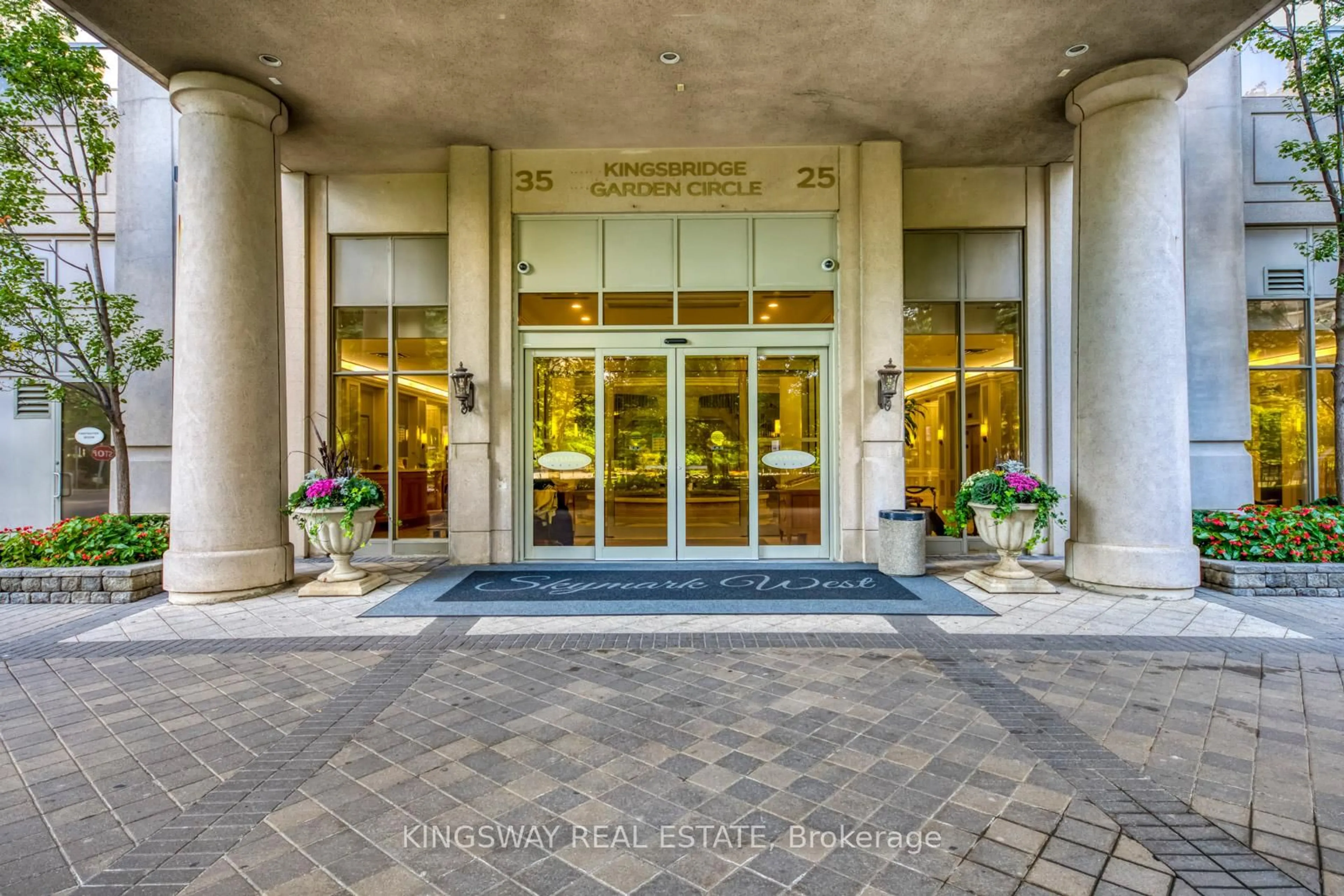 Indoor foyer for 35 Kingsbridge Garden Circ #708, Mississauga Ontario L5R 3Z5
