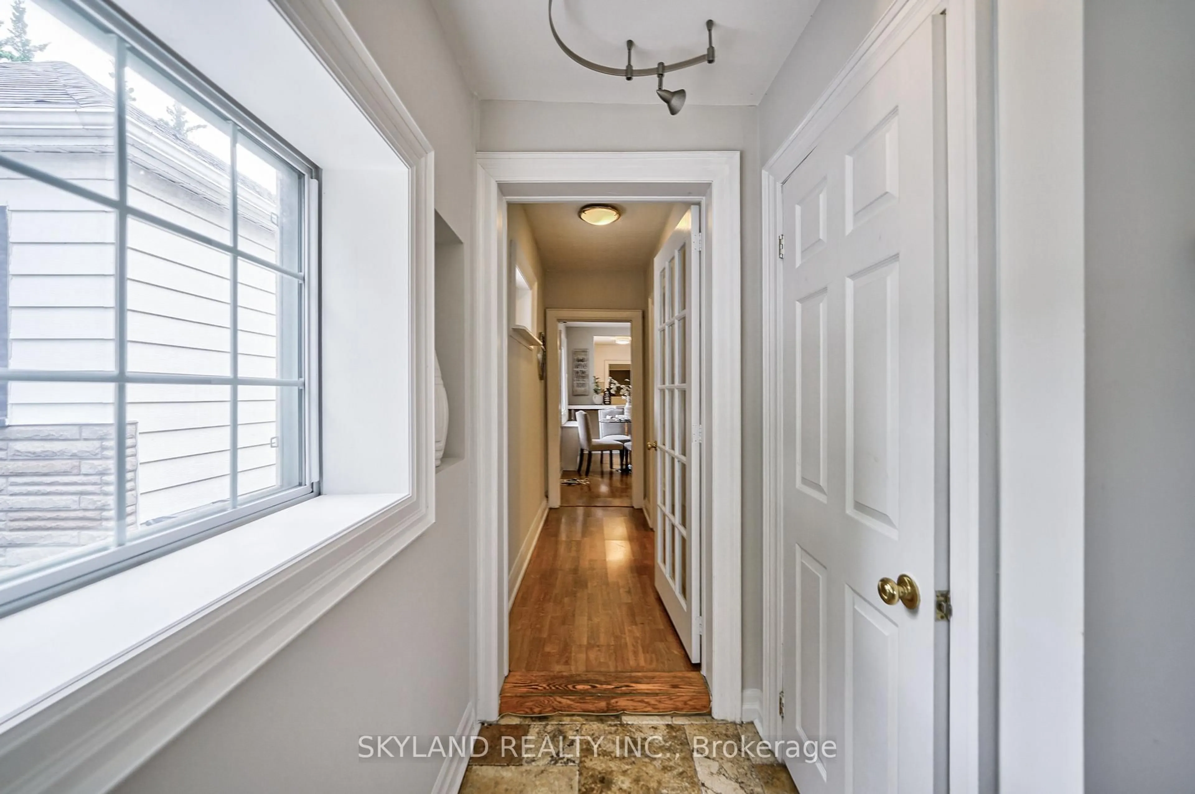 Indoor entryway for 757 Oxford St, Toronto Ontario M8Z 1L4