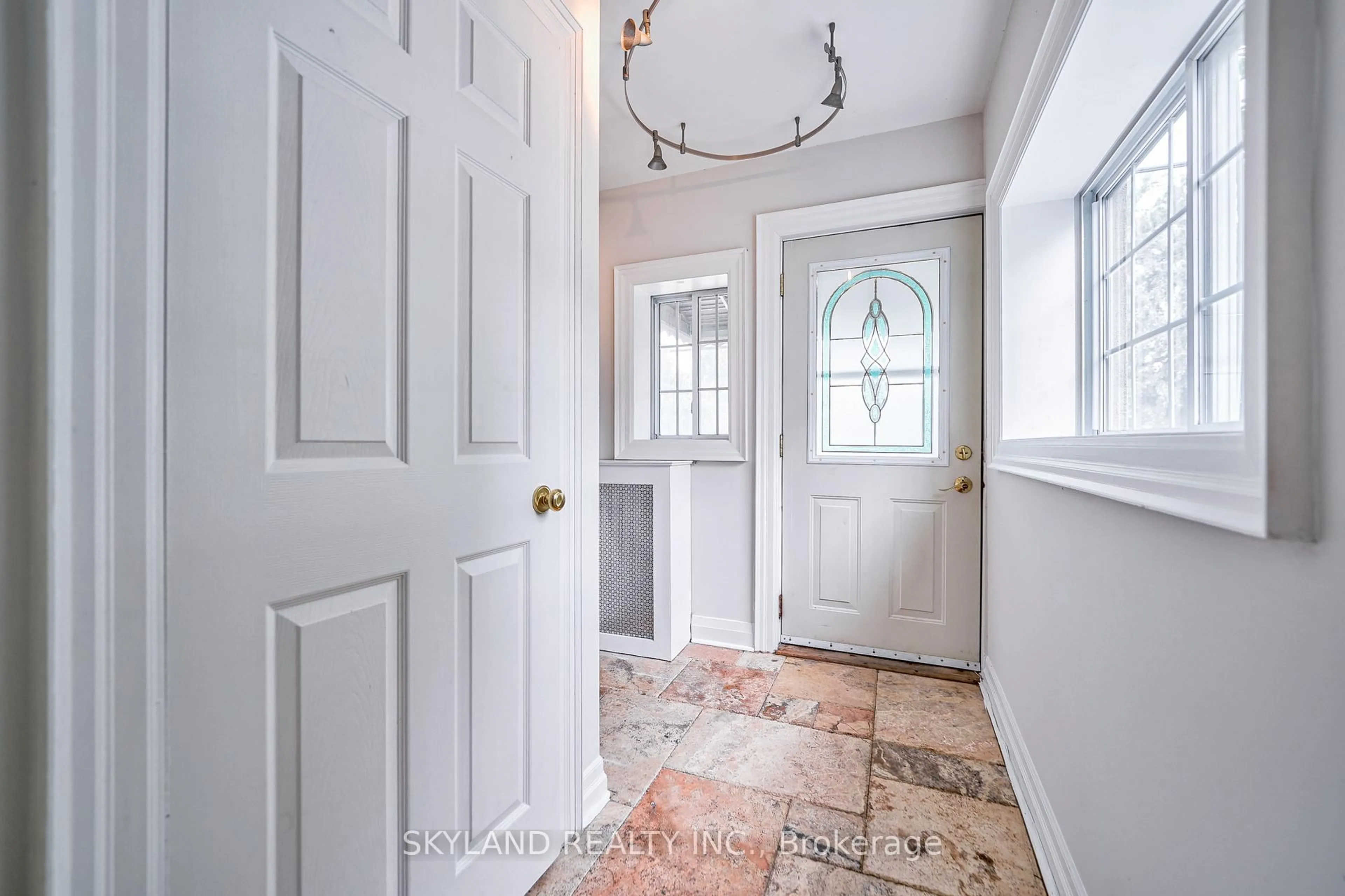 Indoor entryway for 757 Oxford St, Toronto Ontario M8Z 1L4