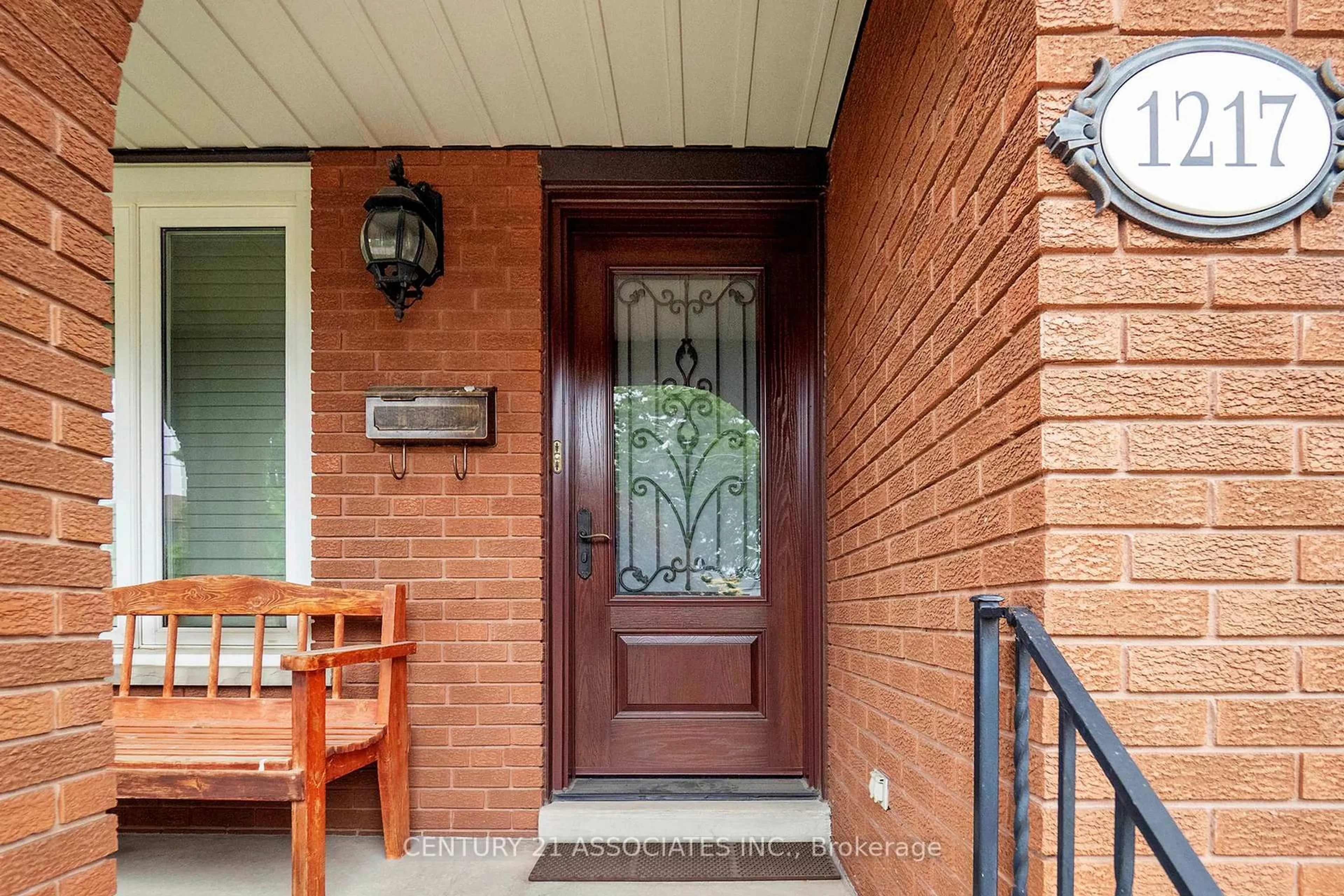 Indoor entryway for 1217 Alexandra Ave, Mississauga Ontario L5E 2A4