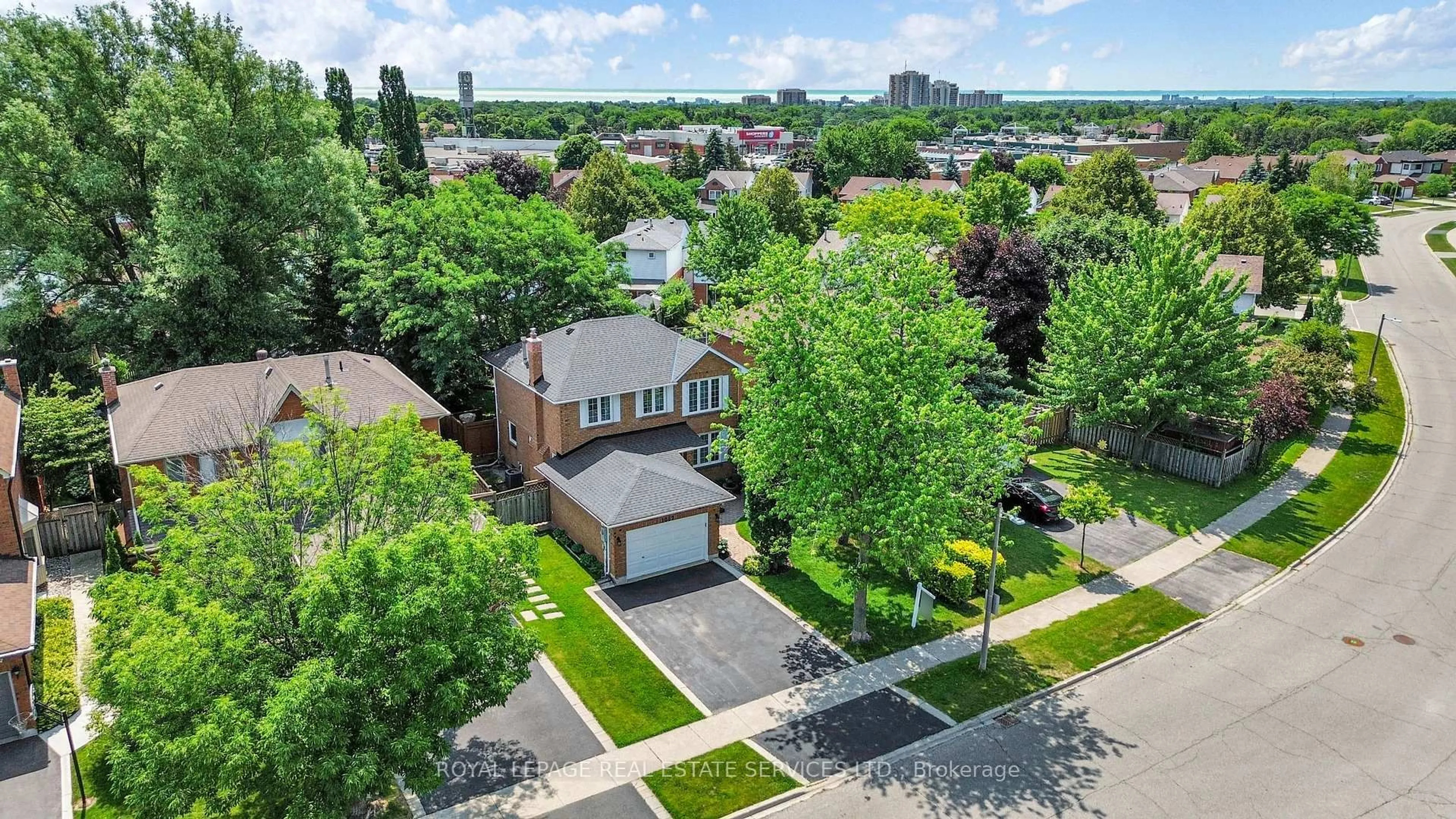 A pic from outside/outdoor area/front of a property/back of a property/a pic from drone, street for 1062 Glenbrook Ave, Oakville Ontario L6H 4A3