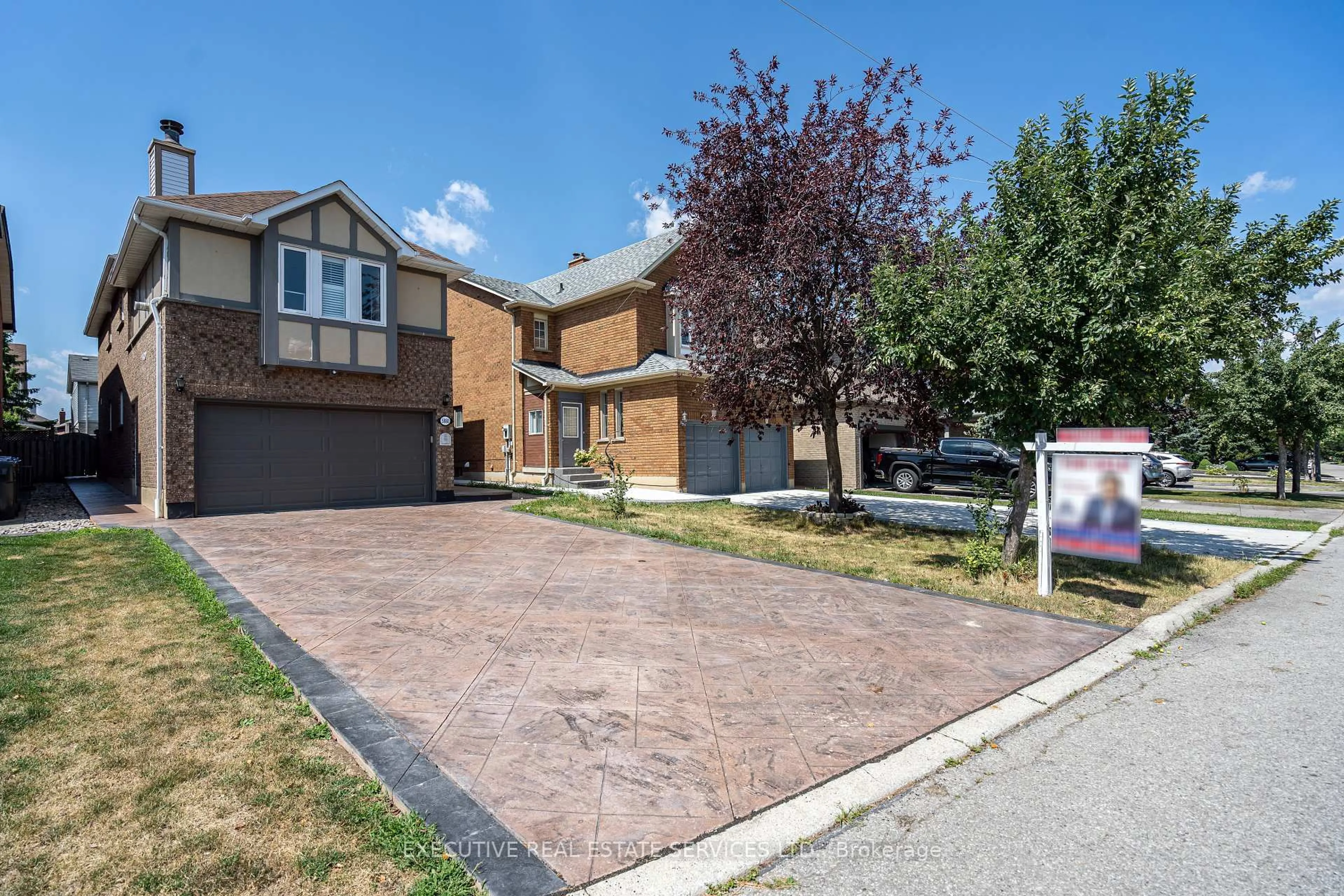 A pic from outside/outdoor area/front of a property/back of a property/a pic from drone, street for 5880 Chorley Pl, Mississauga Ontario L5M 5L7