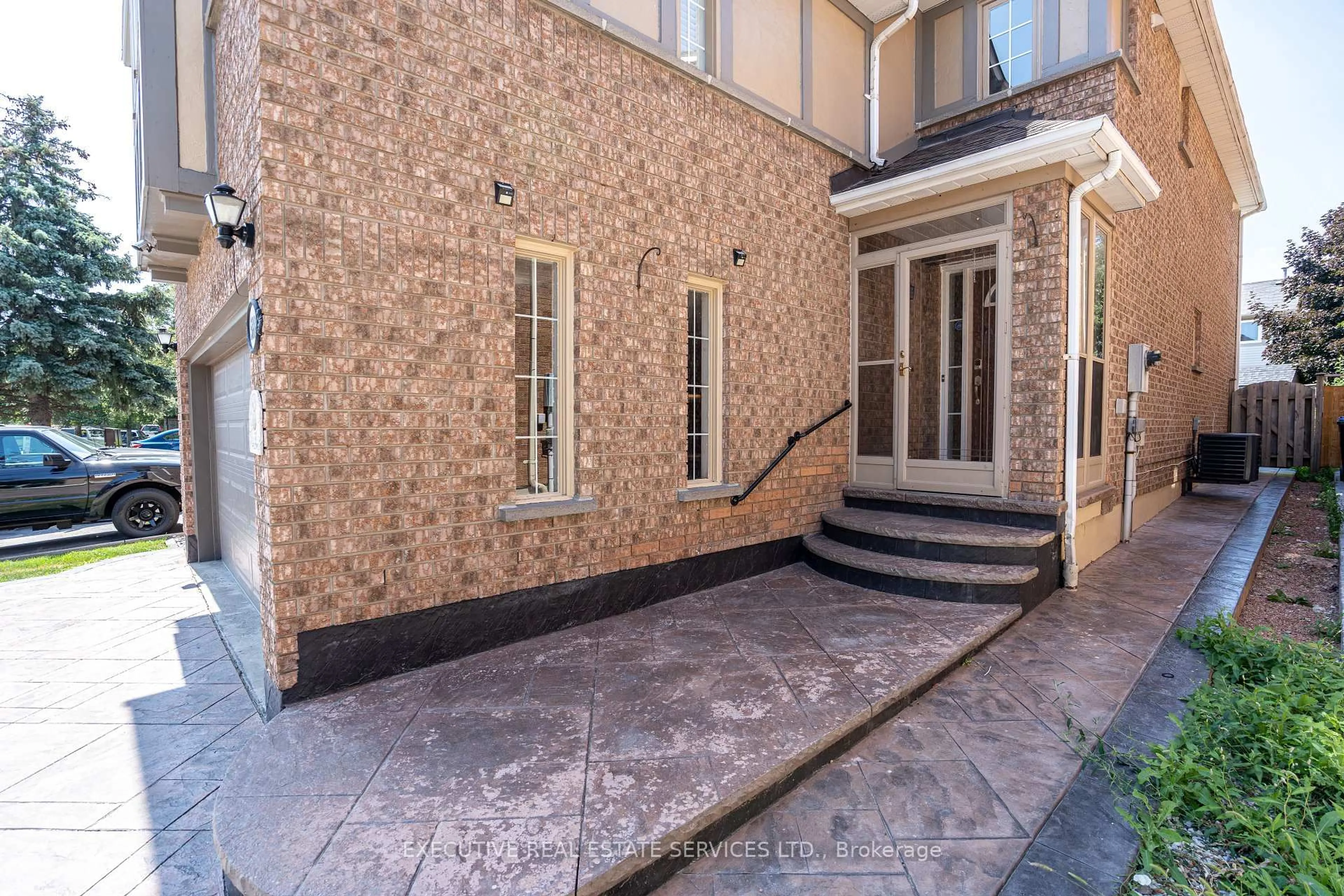 Indoor foyer for 5880 Chorley Pl, Mississauga Ontario L5M 5L7