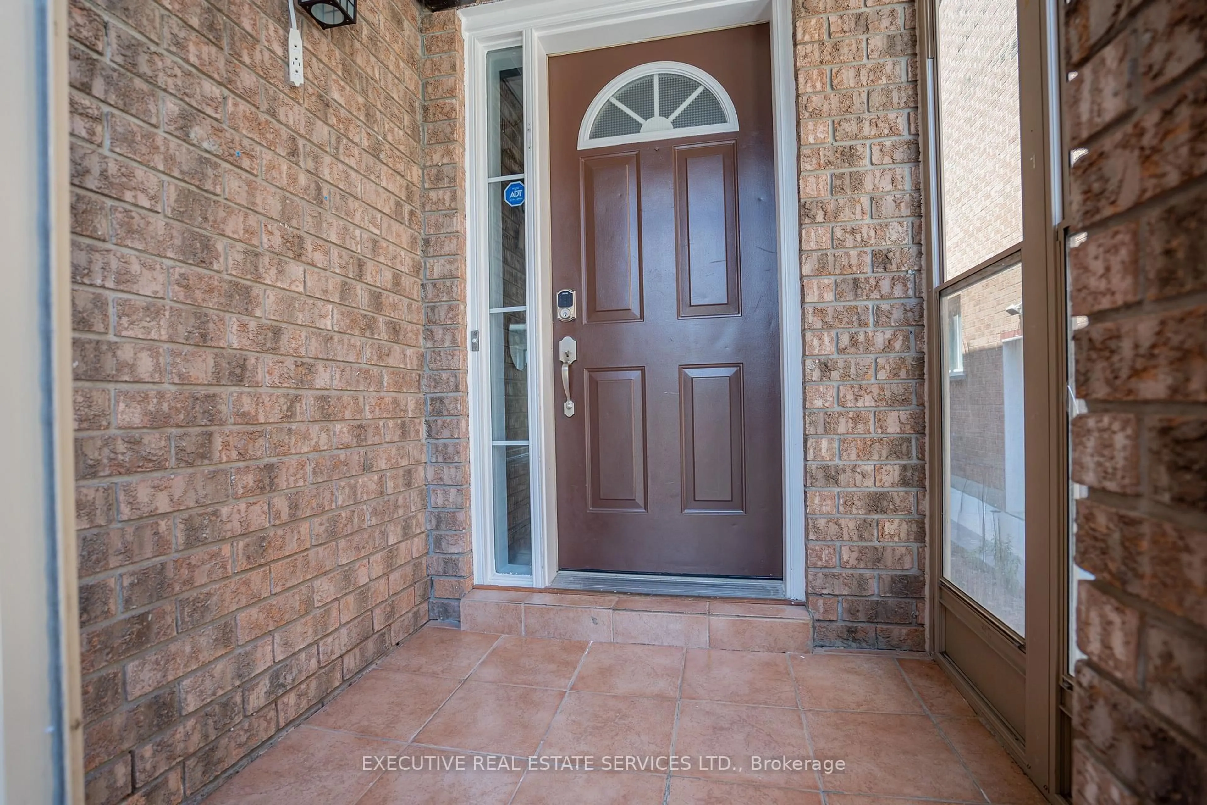 Indoor entryway for 5880 Chorley Pl, Mississauga Ontario L5M 5L7