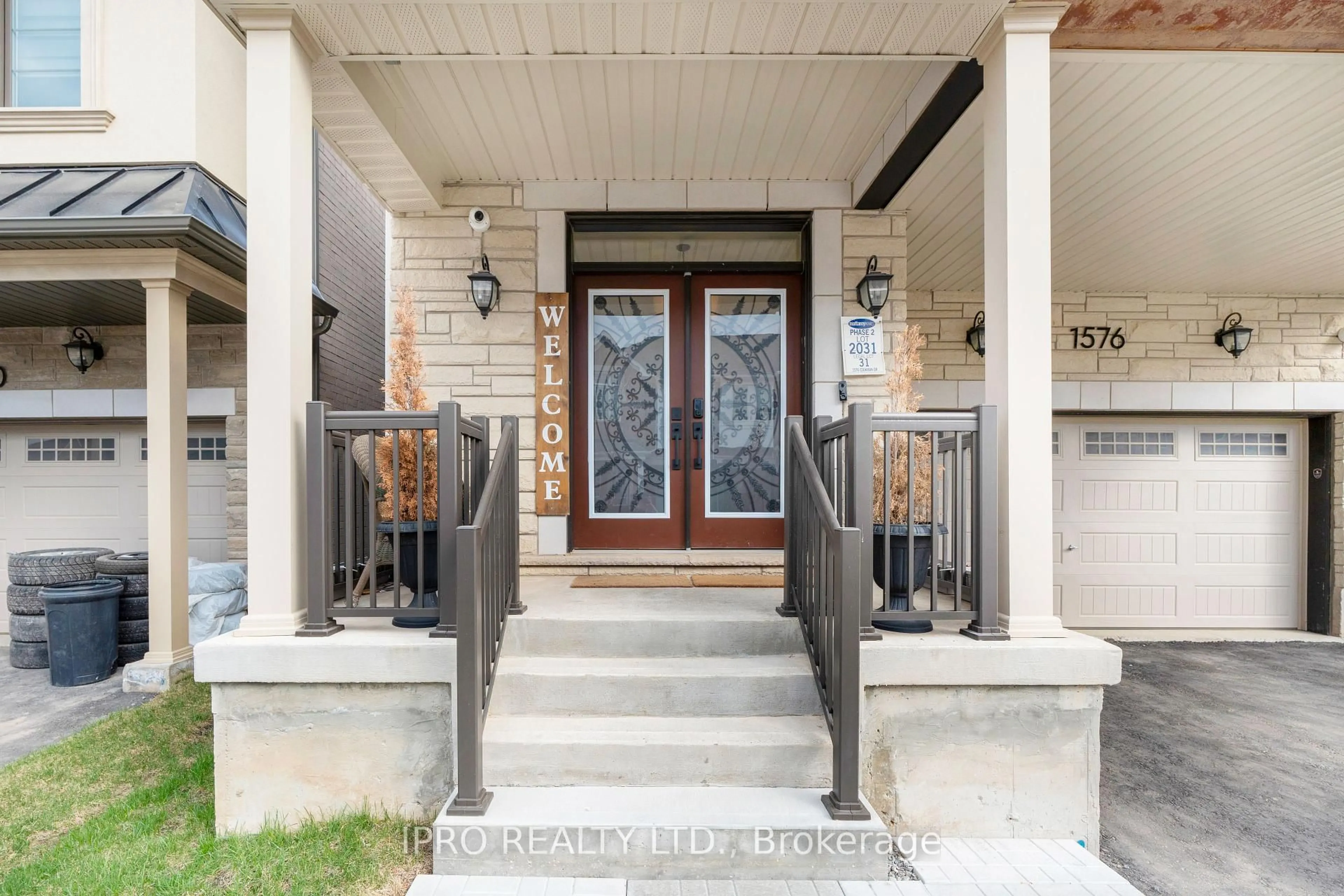 Indoor entryway for 1576 Cookman Dr, Milton Ontario L9E 2A7