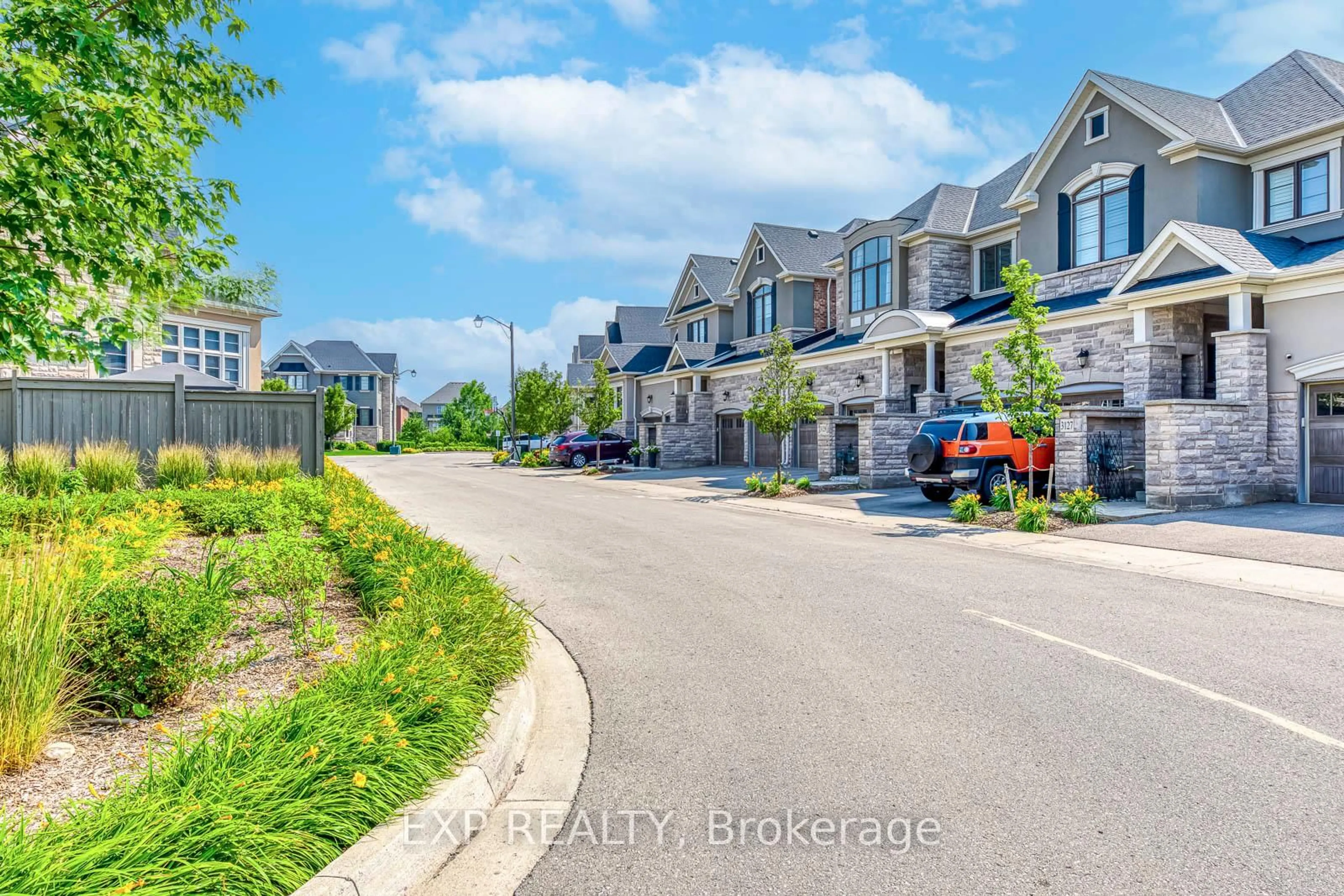 A pic from outside/outdoor area/front of a property/back of a property/a pic from drone, street for 3129 Riverpath Common, Oakville Ontario L6M 1P6