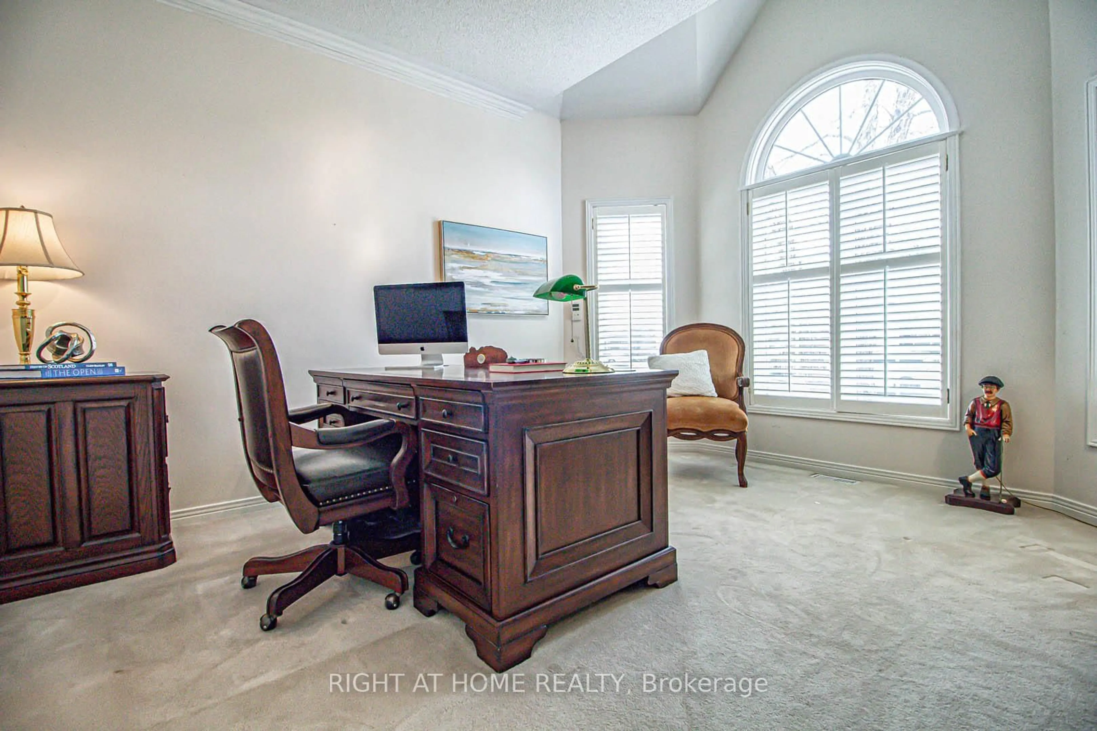 A pic of a room for 2156 Country Club Dr, Burlington Ontario L7M 4A8