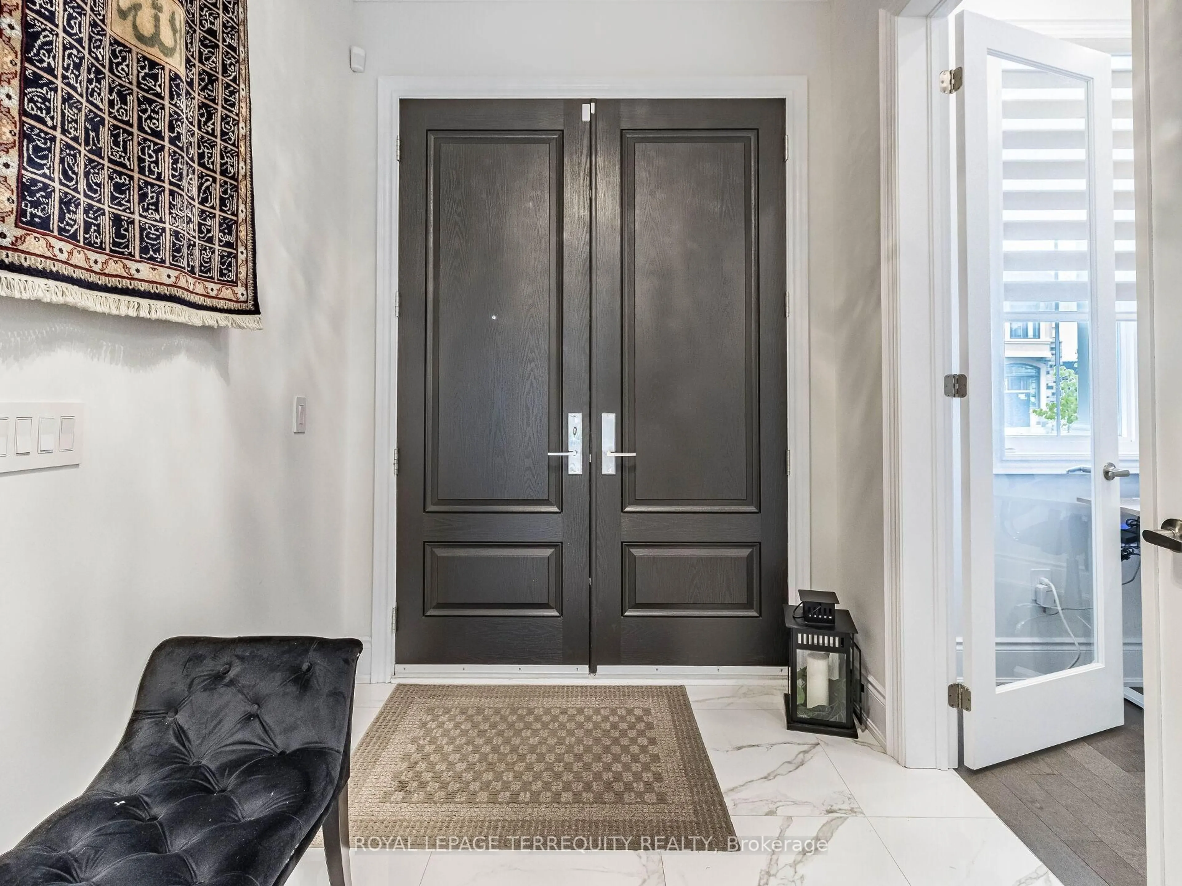 Indoor entryway for 1386 Queens Plate Rd, Oakville Ontario L6M 5L4