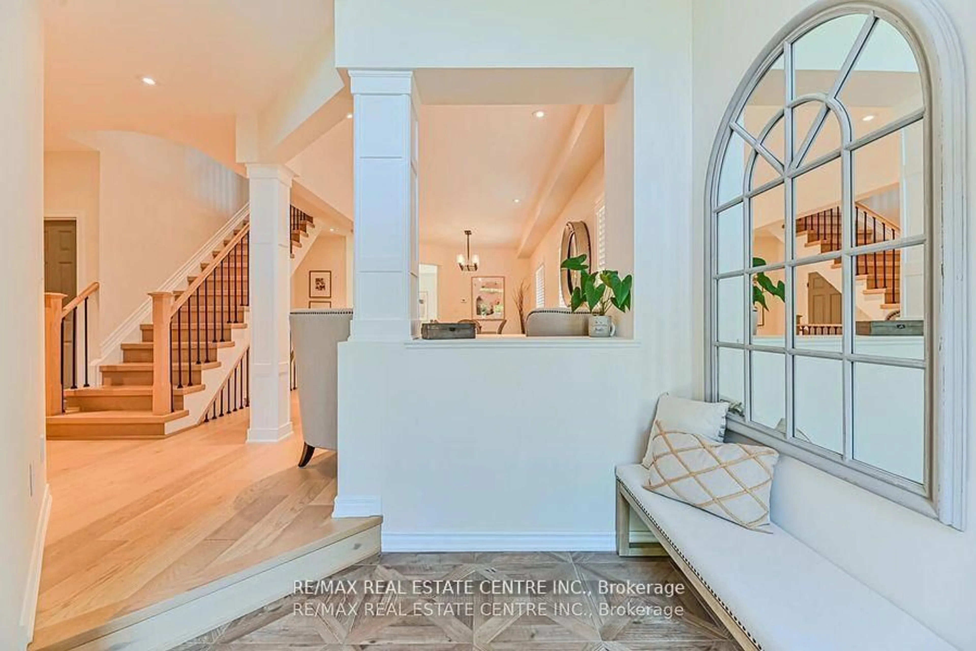 Indoor entryway for 2498 Longridge Cres, Oakville Ontario L6H 6S2