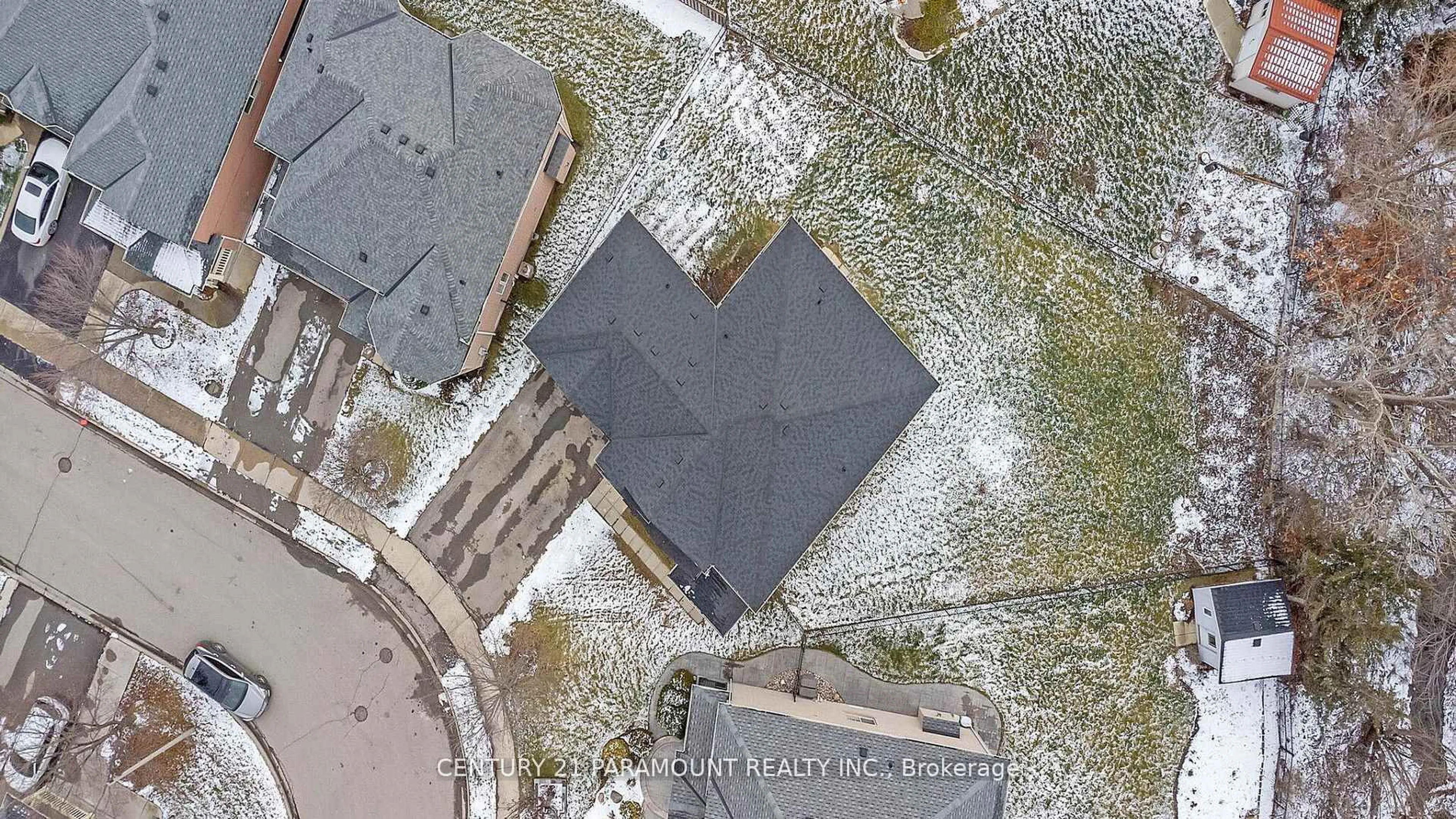 A pic from outside/outdoor area/front of a property/back of a property/a pic from drone, building for 22 Maldives Cres, Brampton Ontario L6P 1L5