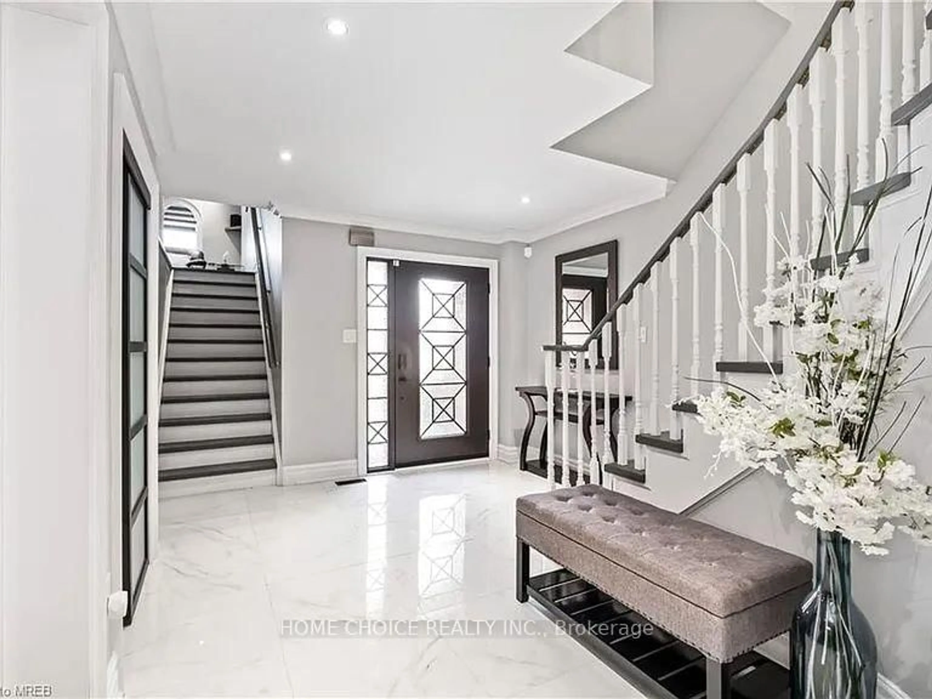Indoor entryway for 3722 Densbury Dr, Mississauga Ontario L5N 6Z1