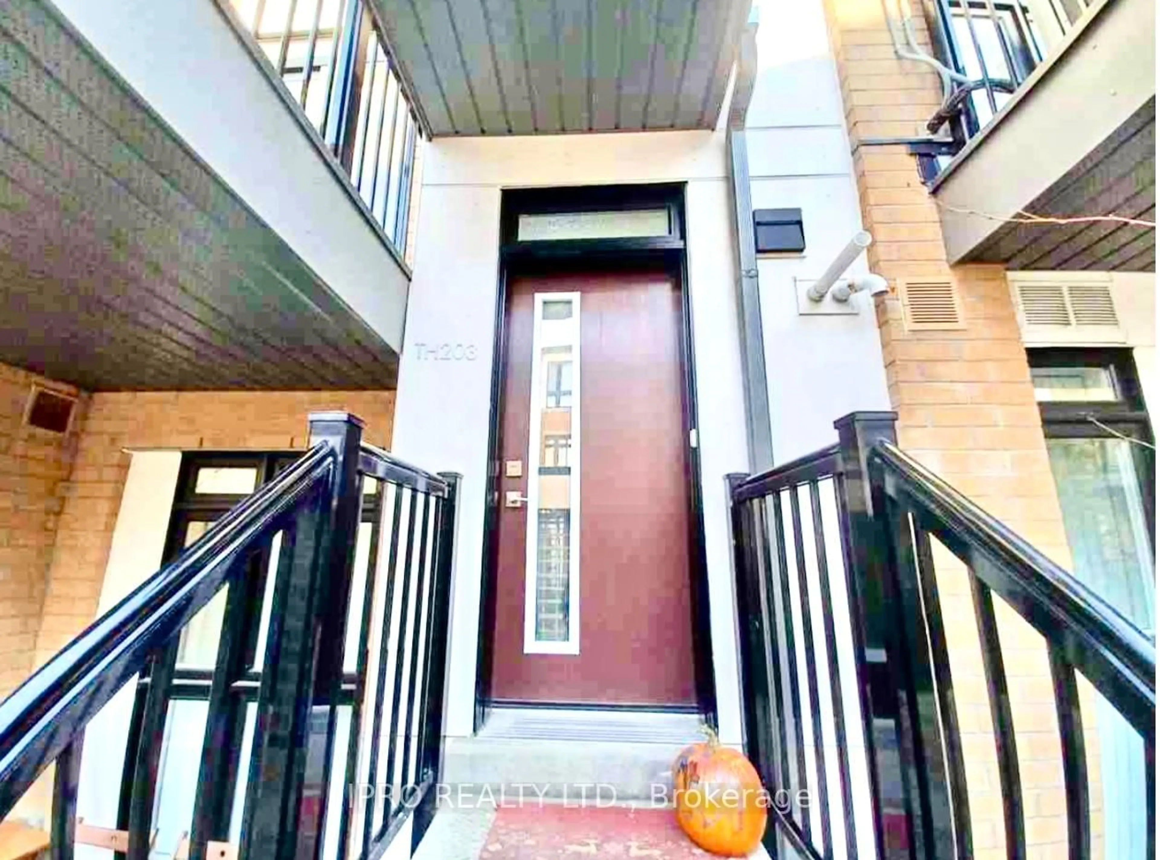 Indoor entryway for 150 Canon Jackson Dr #203, Toronto Ontario M6M 0B9