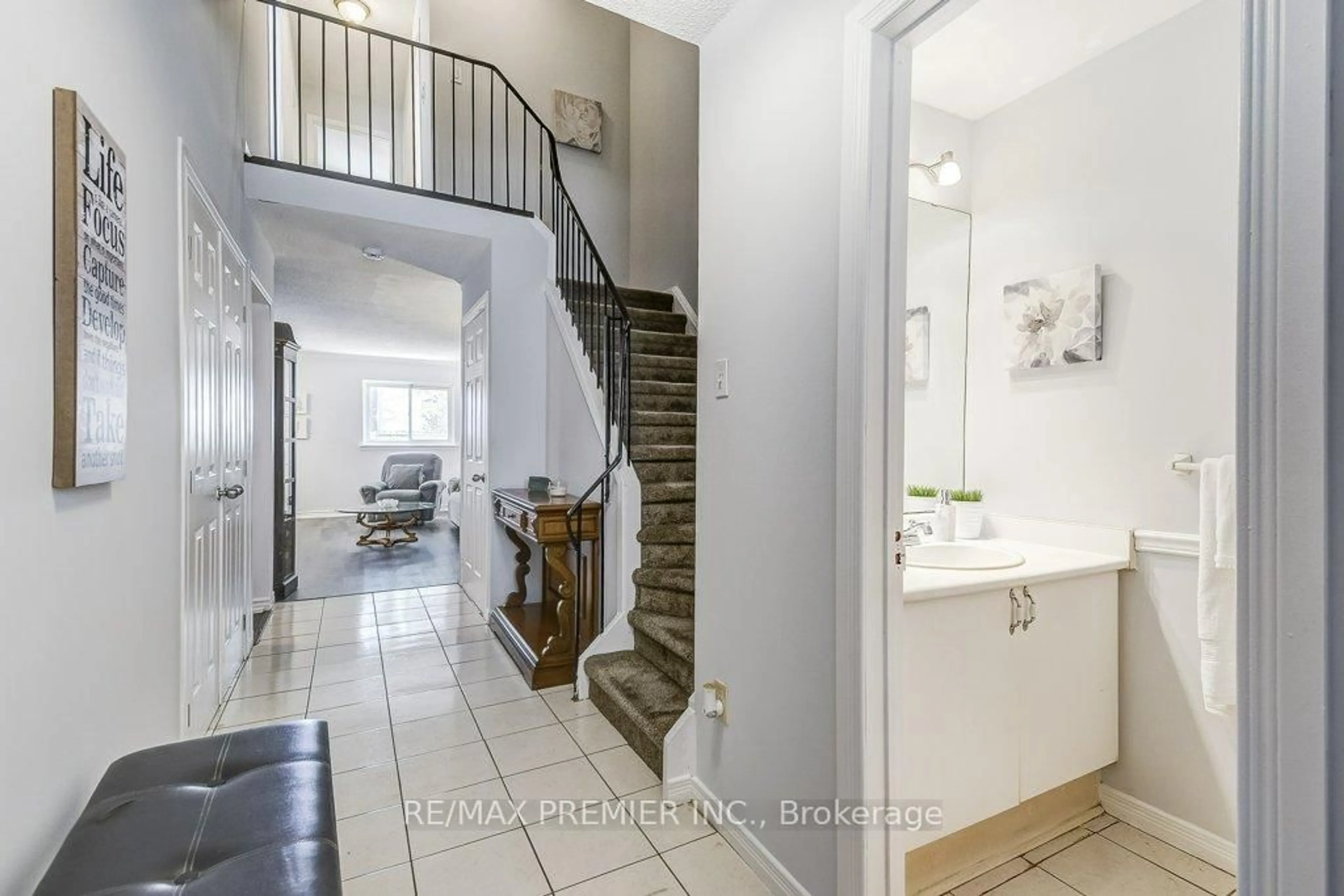Indoor entryway for 2670 Battleford Rd #81, Mississauga Ontario L5N 2S7