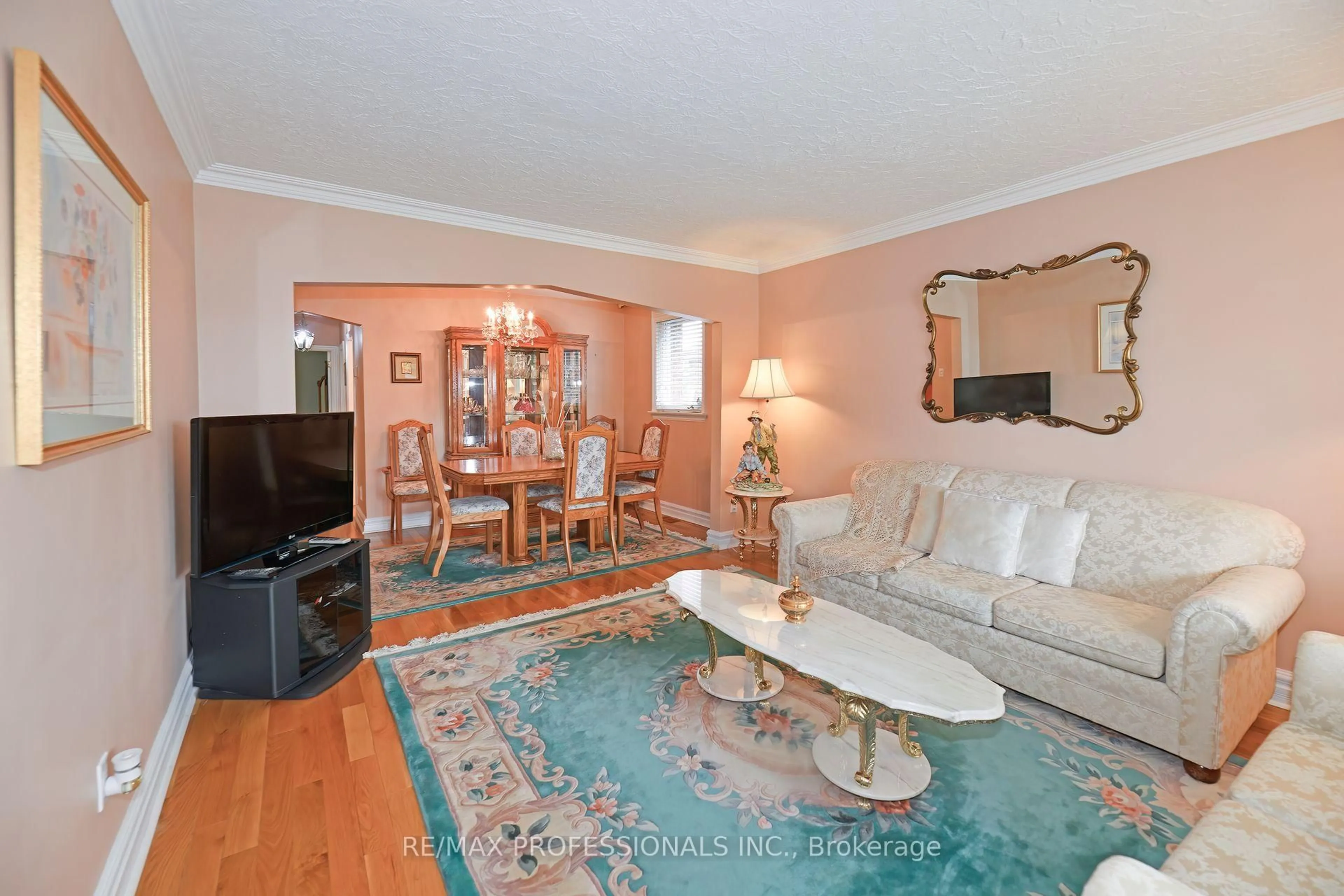 Living room with furniture, unknown for 118 Nordin Ave, Toronto Ontario M8Z 2B3