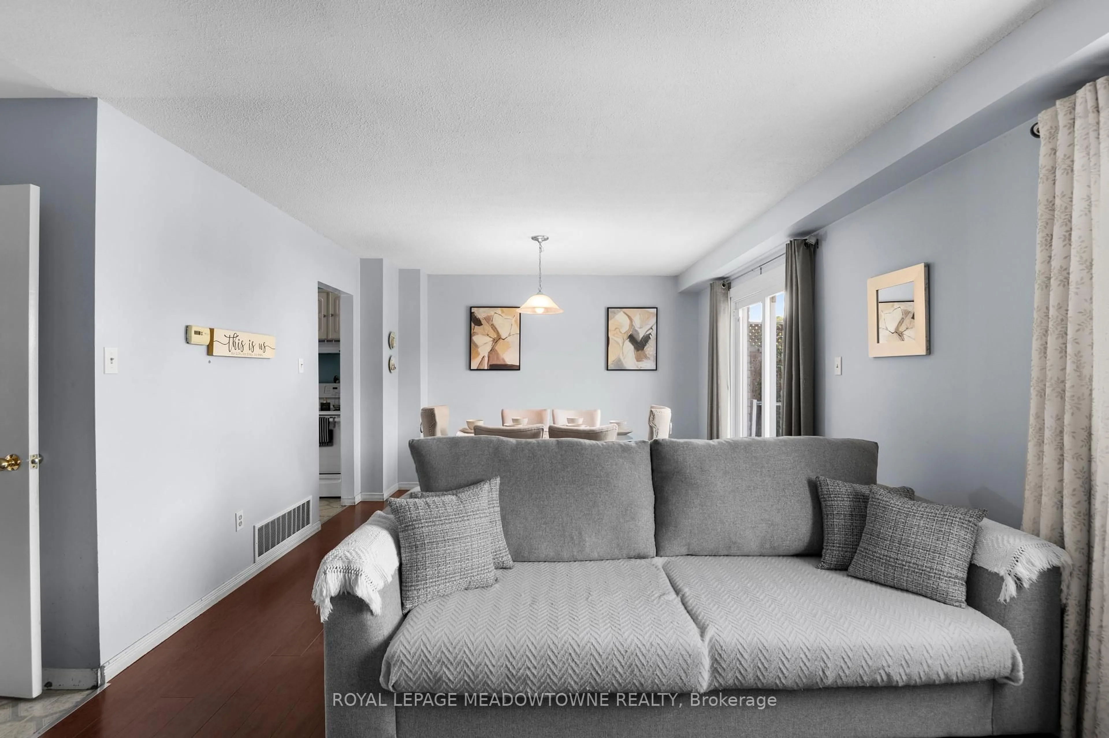 Living room with furniture, unknown for 6058 Starfield Cres, Mississauga Ontario L5N 1X1
