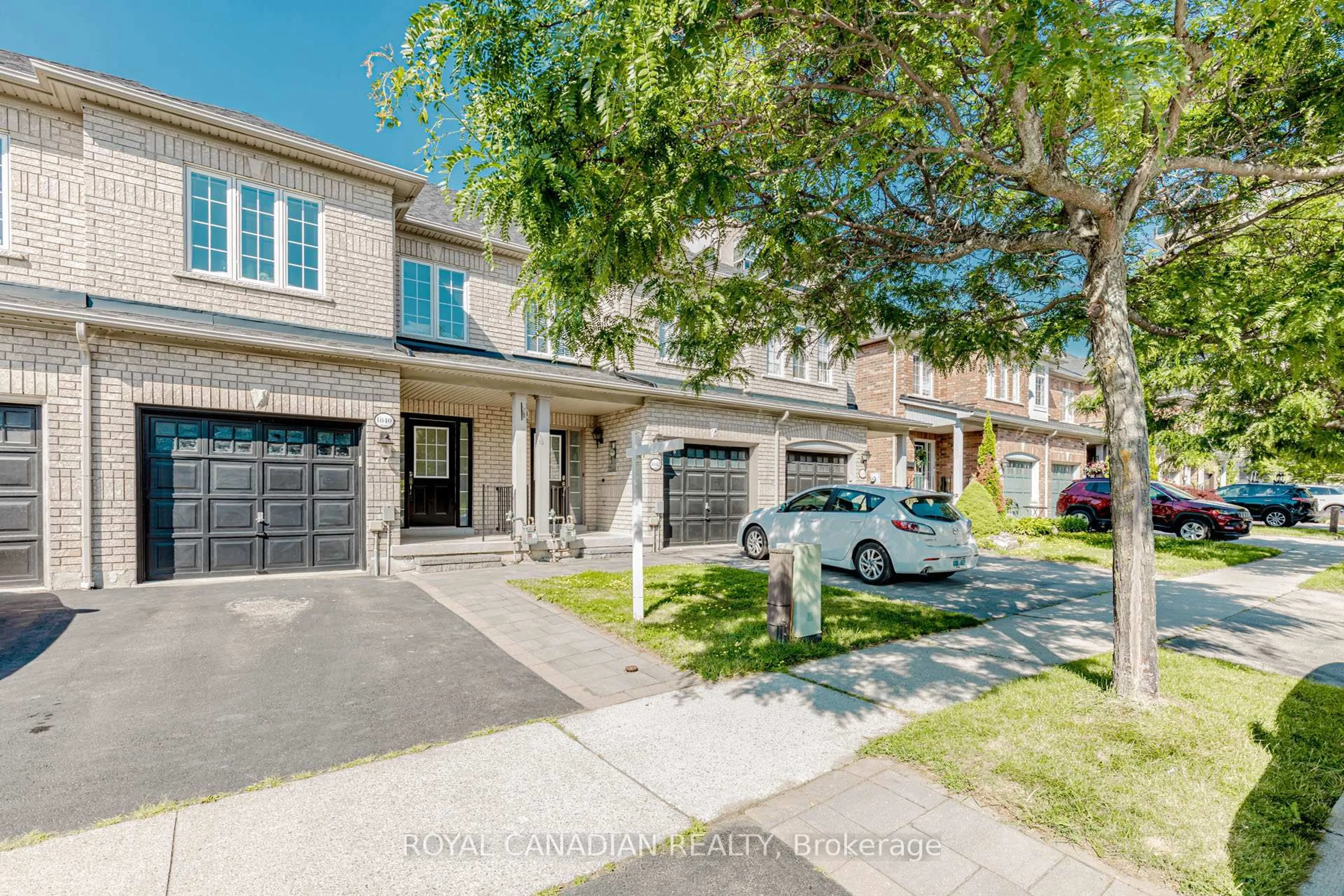 A pic from outside/outdoor area/front of a property/back of a property/a pic from drone, street for 1840 Mccoy Ave, Burlington Ontario L7L 7M2