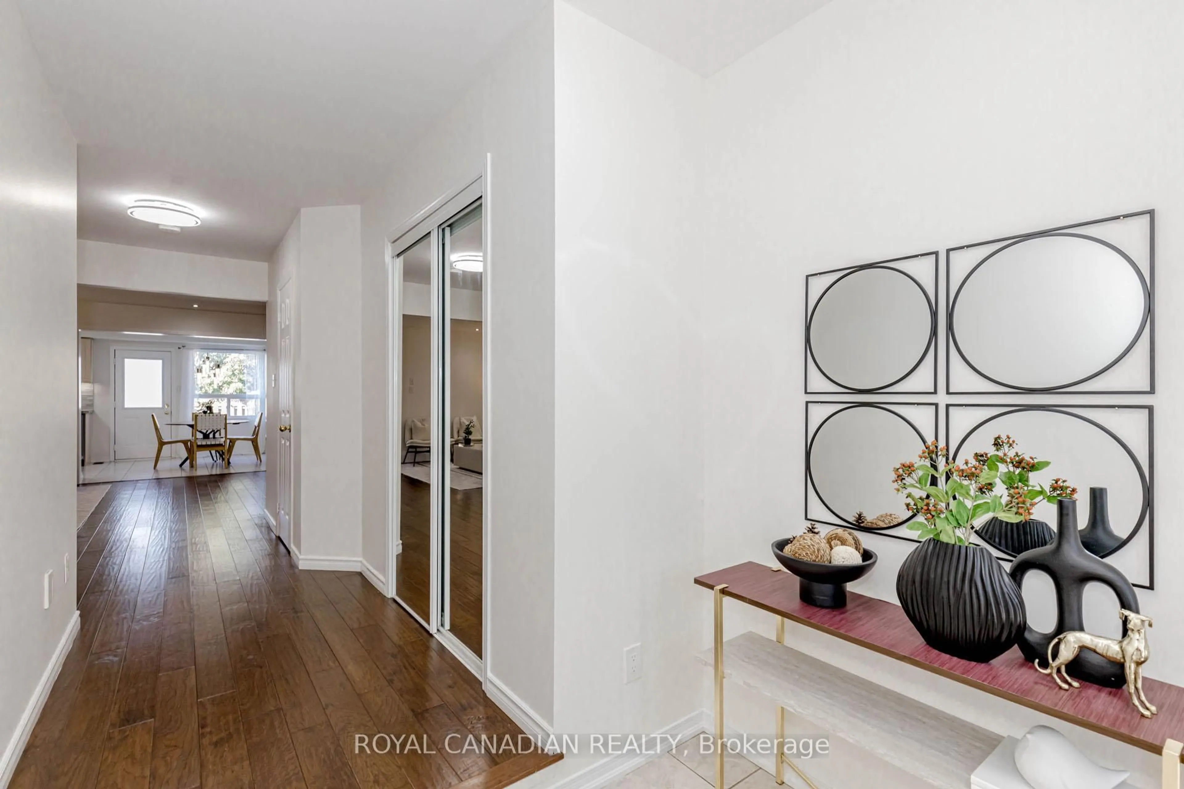 Indoor entryway for 1840 Mccoy Ave, Burlington Ontario L7L 7M2