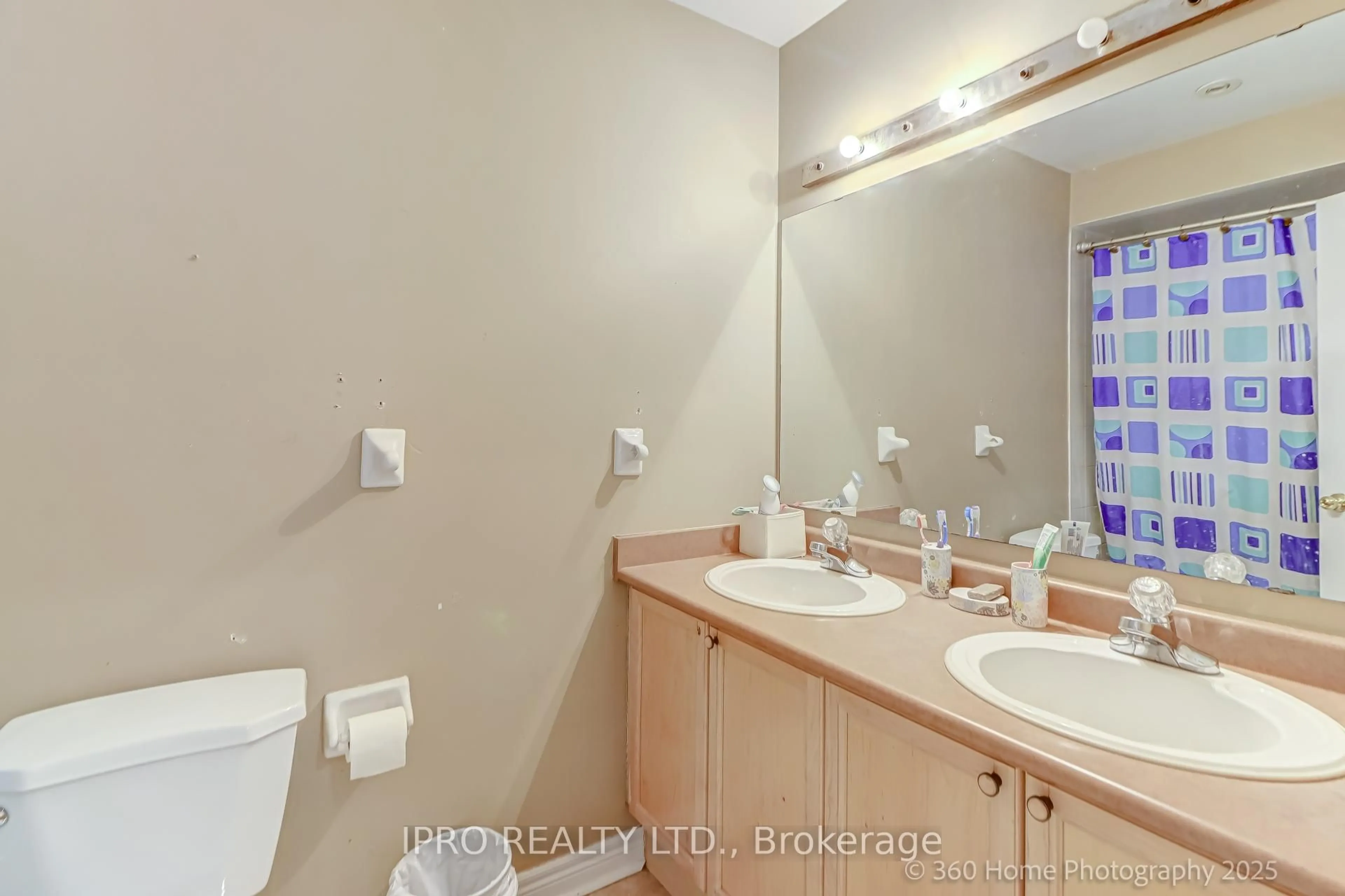 Standard bathroom, unknown for 5 Fairhill Ave, Brampton Ontario L7A 2A9