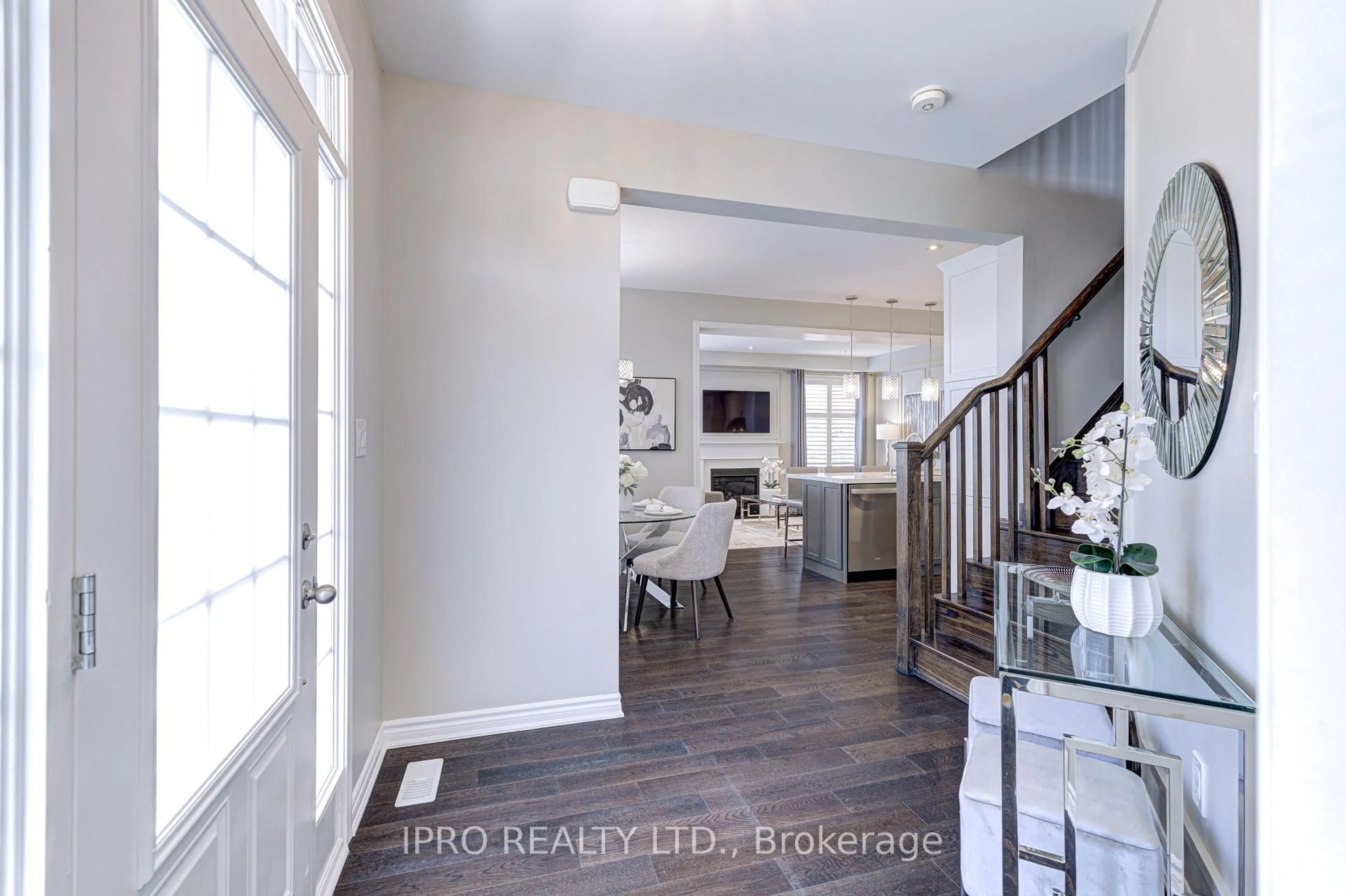 Indoor entryway for 1393 Farmstead Dr, Milton Ontario L9E 1K4