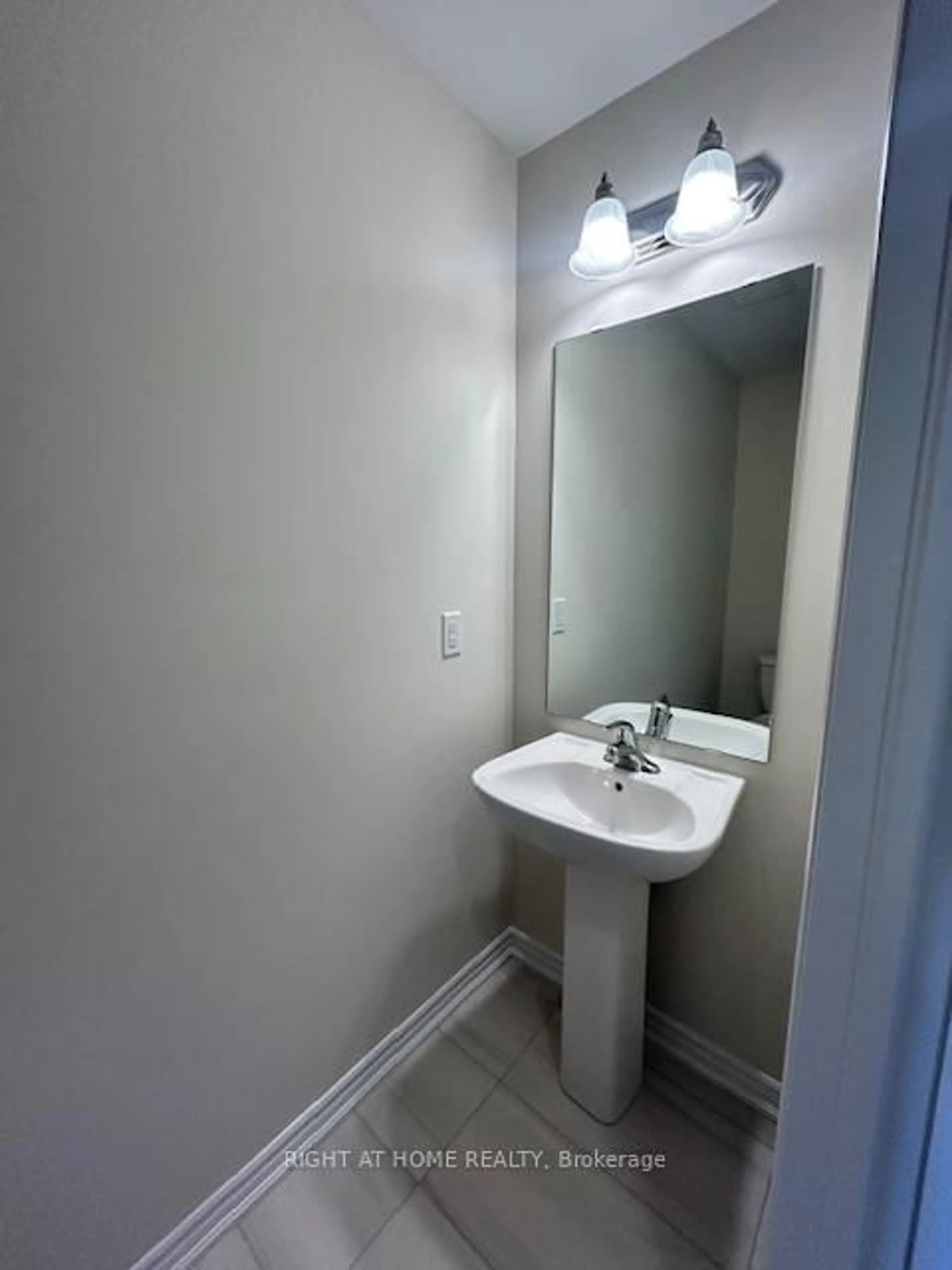 Standard bathroom, unknown for 2094 Ellerston Common, Burlington Ontario L7P 0V6
