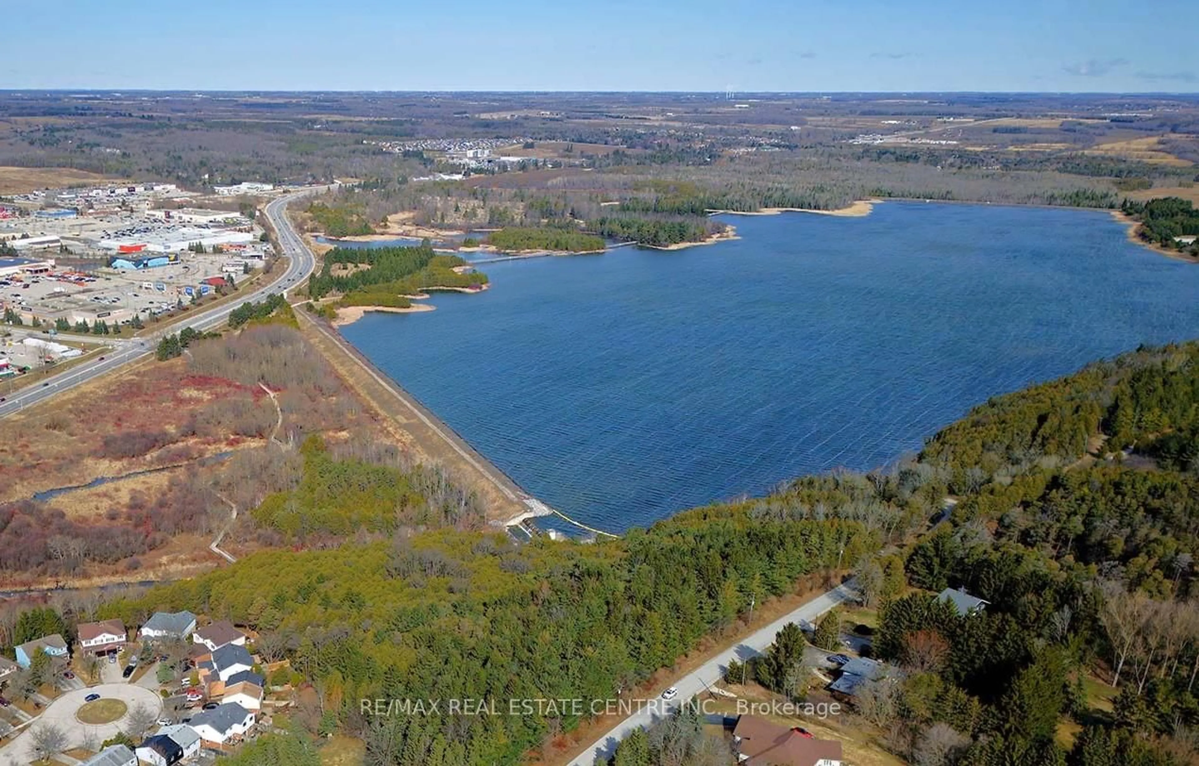 A pic from outside/outdoor area/front of a property/back of a property/a pic from drone, water/lake/river/ocean view for 28 Lakeview Crt, Orangeville Ontario L9W 4P2