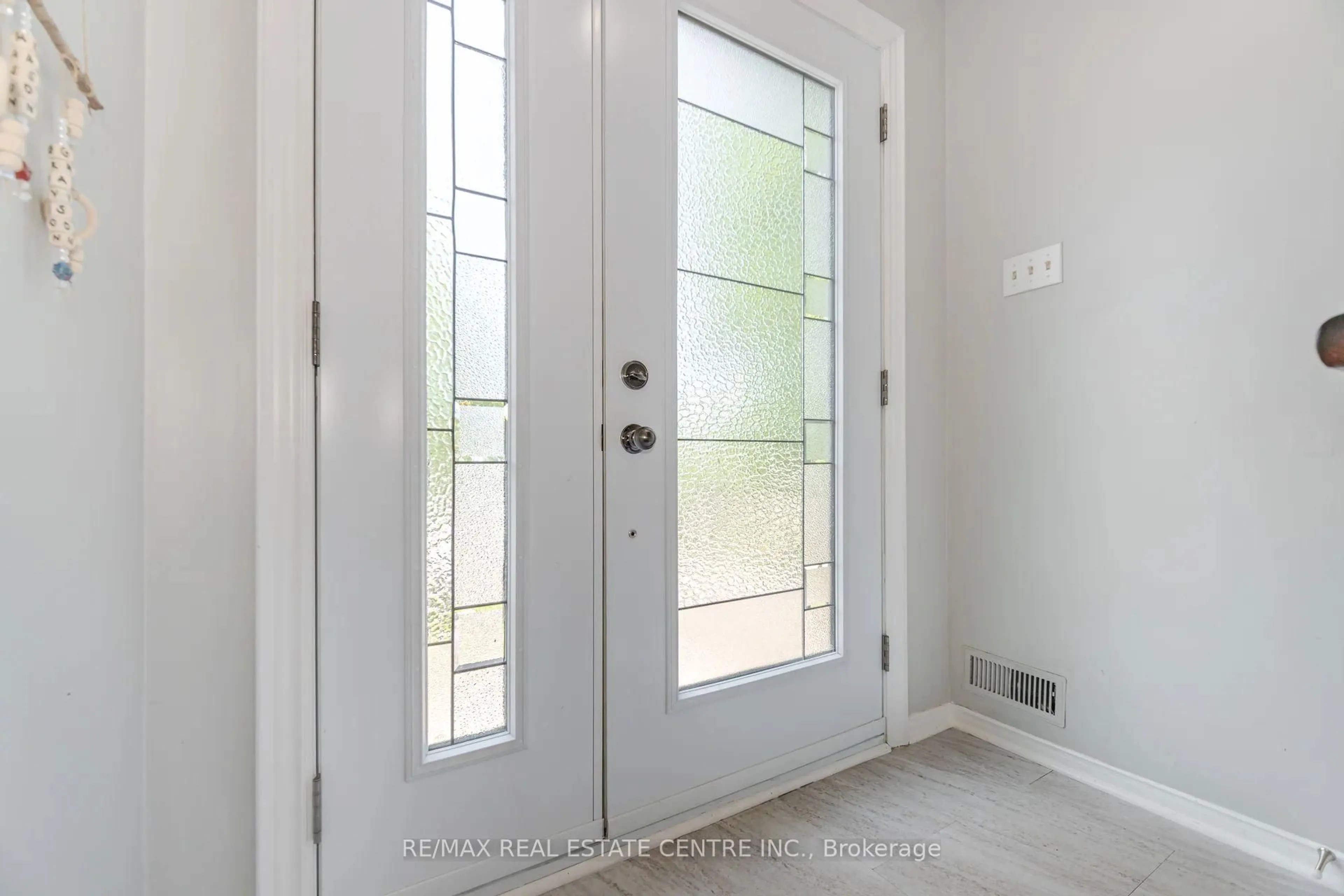 Indoor entryway for 28 Lakeview Crt, Orangeville Ontario L9W 4P2