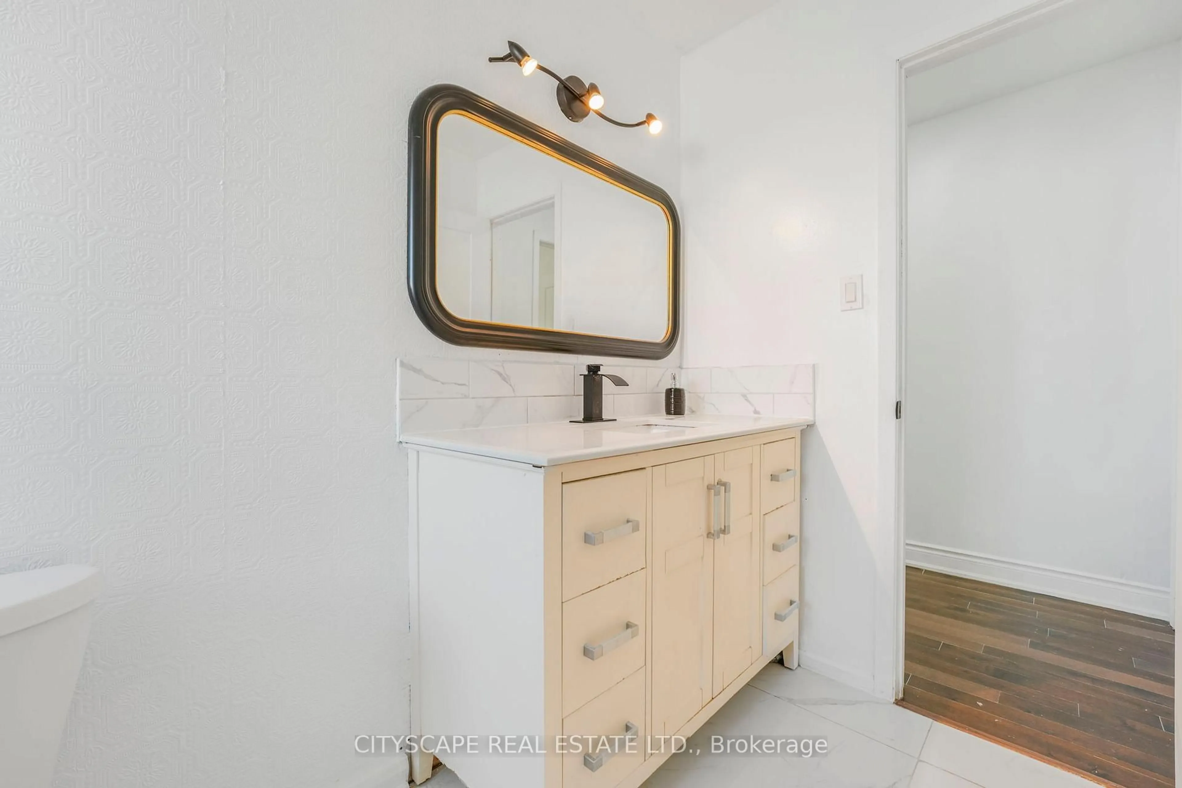 Standard bathroom, ceramic/tile floor for 3574 Ellengale Dr, Mississauga Ontario L5C 1Z7