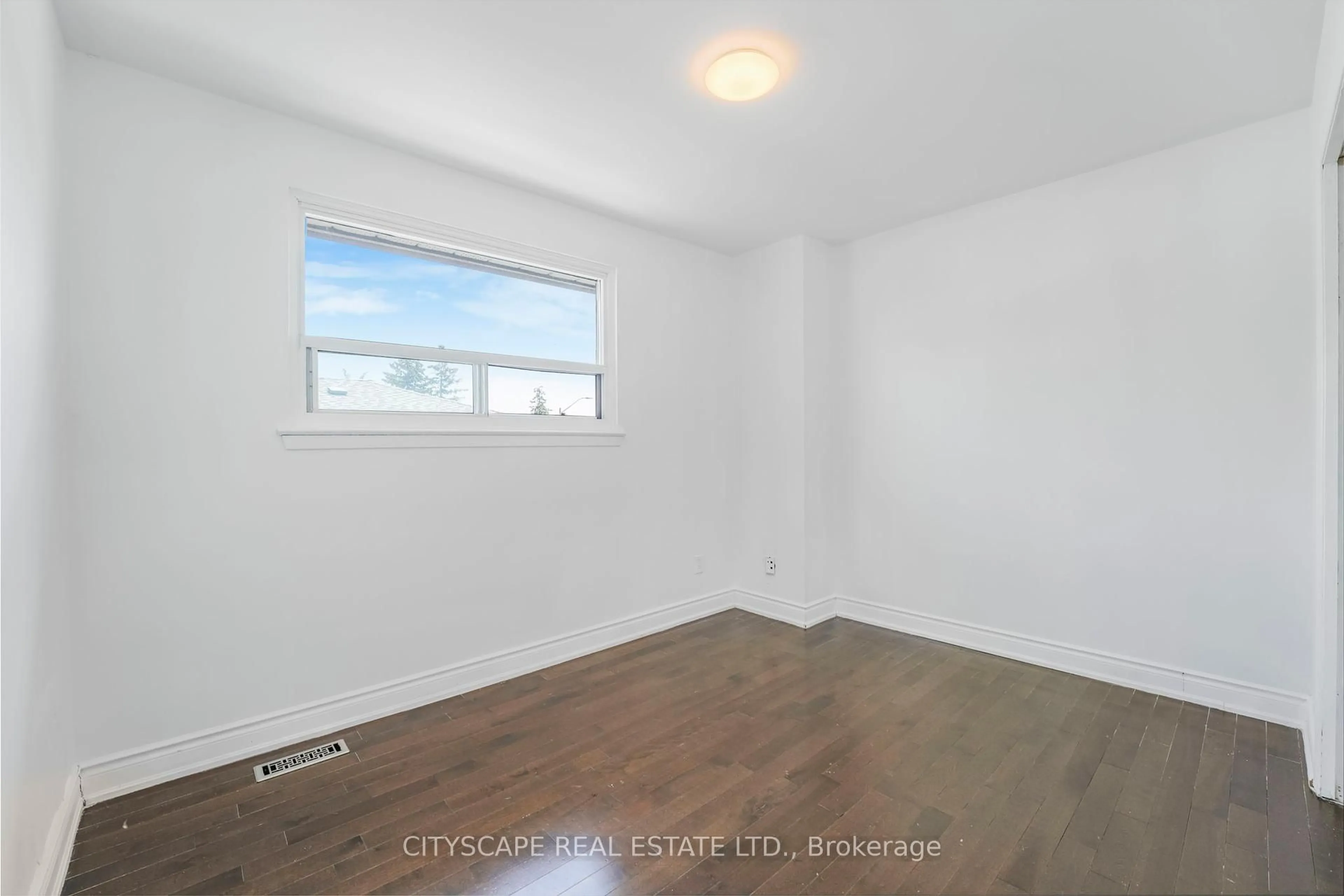 A pic of a room for 3574 Ellengale Dr, Mississauga Ontario L5C 1Z7