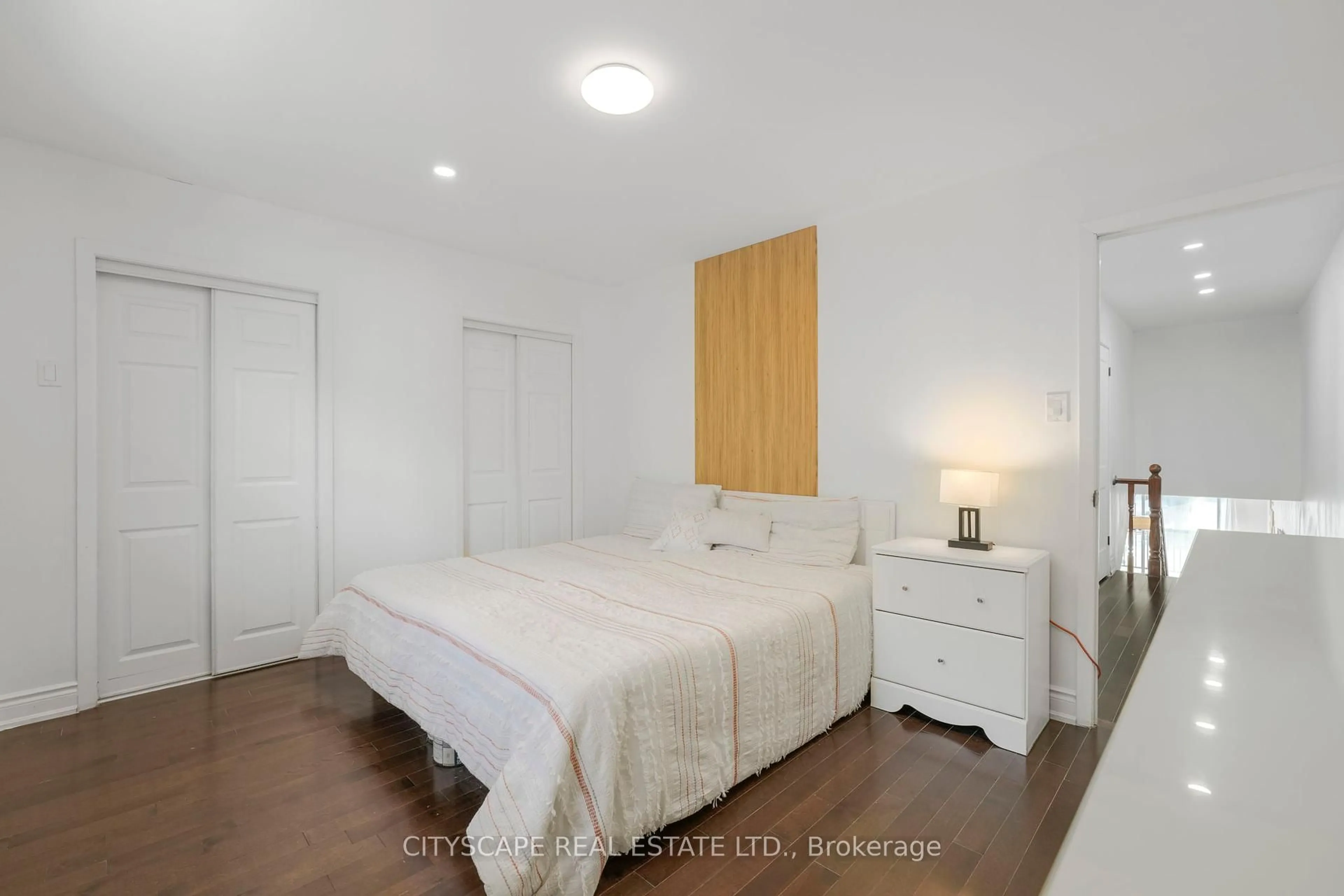 Bedroom with bed, unknown for 3574 Ellengale Dr, Mississauga Ontario L5C 1Z7