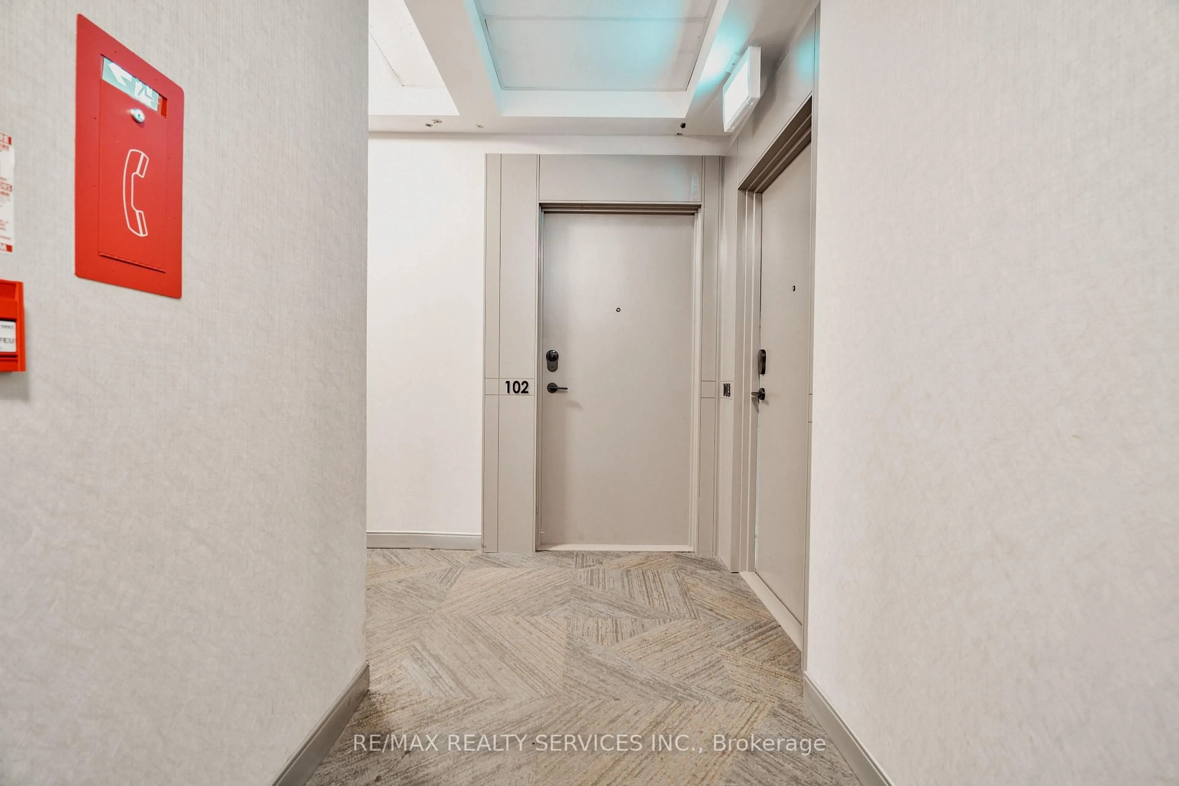 Indoor foyer for 4655 Metcalfe Ave #102B, Mississauga Ontario L5M 0Z7