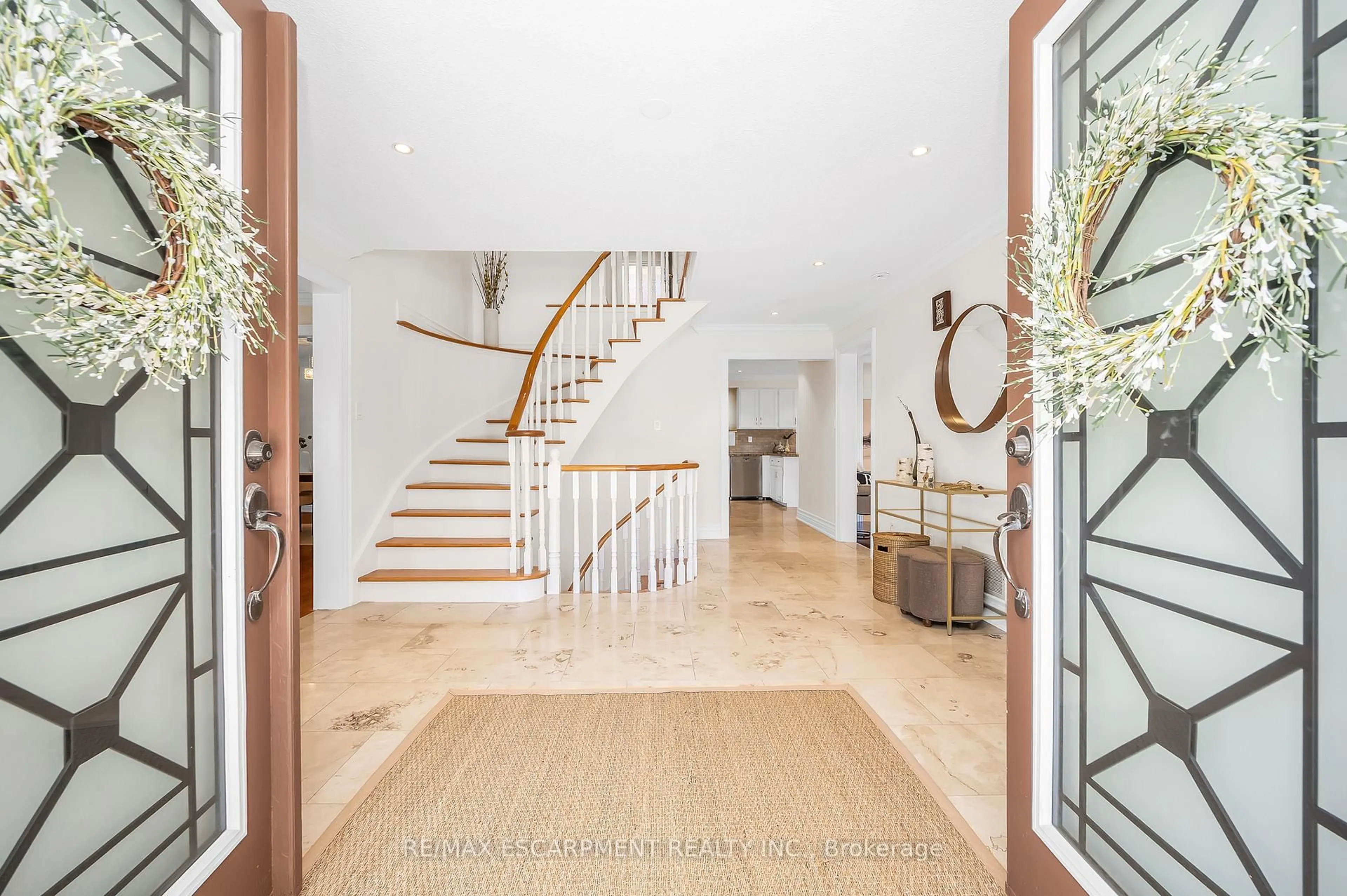 Indoor foyer for 2728 Guilford Cres, Oakville Ontario L6J 6Z8