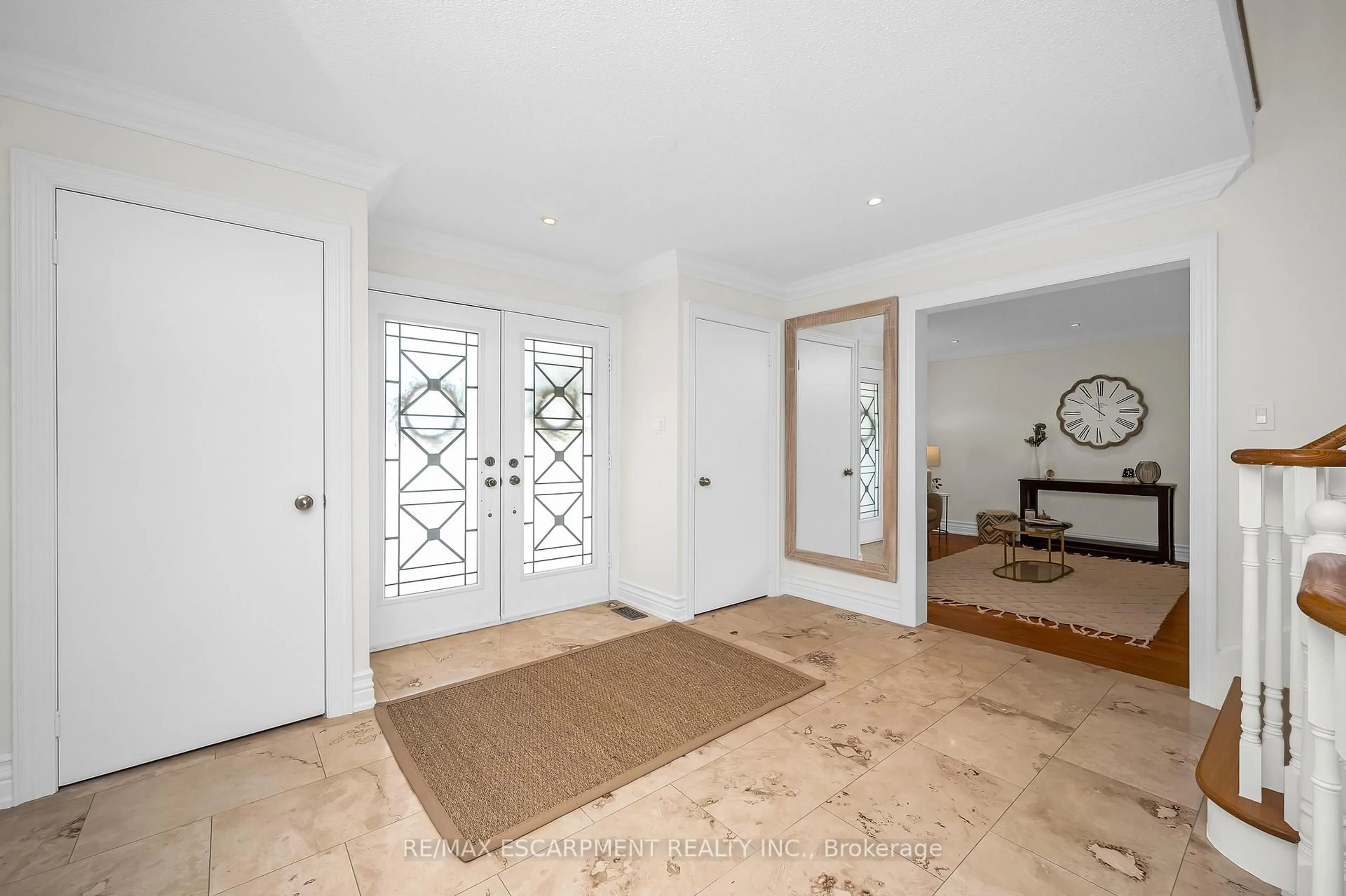 Indoor foyer for 2728 Guilford Cres, Oakville Ontario L6J 6Z8