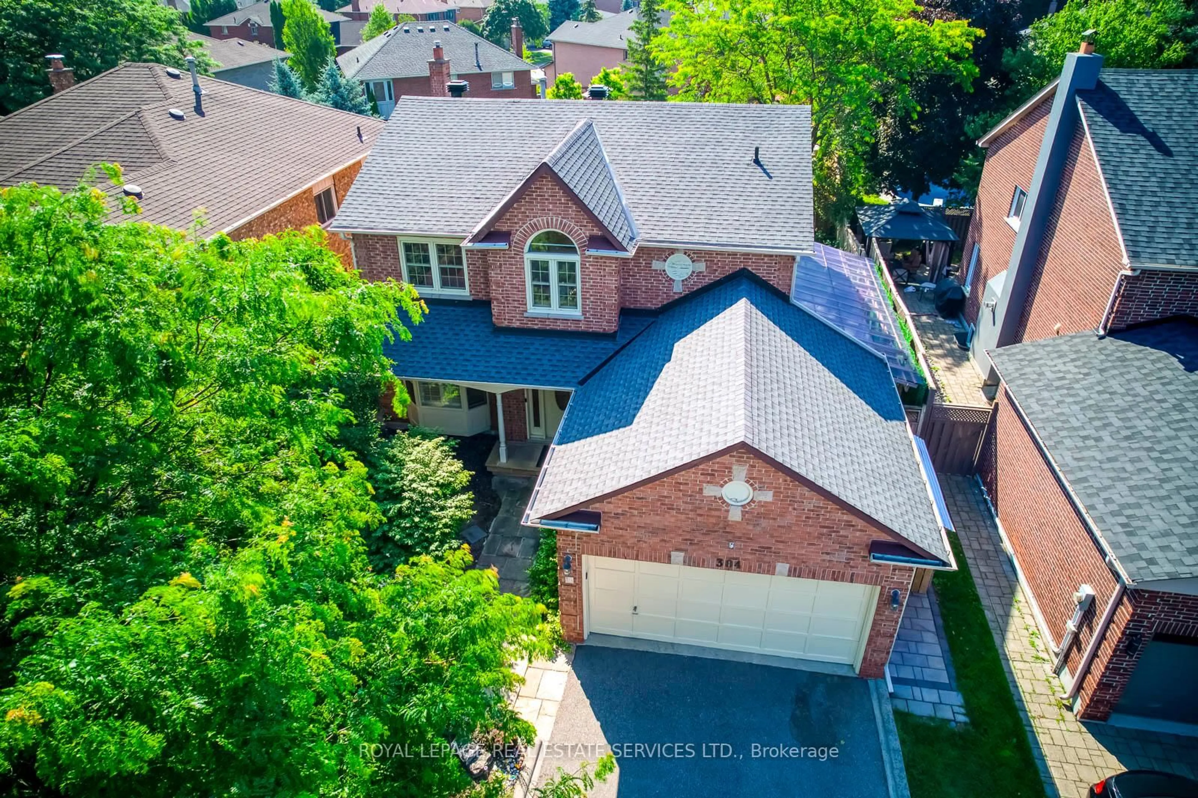 A pic from outside/outdoor area/front of a property/back of a property/a pic from drone, street for 384 RIVER OAKS Blvd, Oakville Ontario L6H 5E7