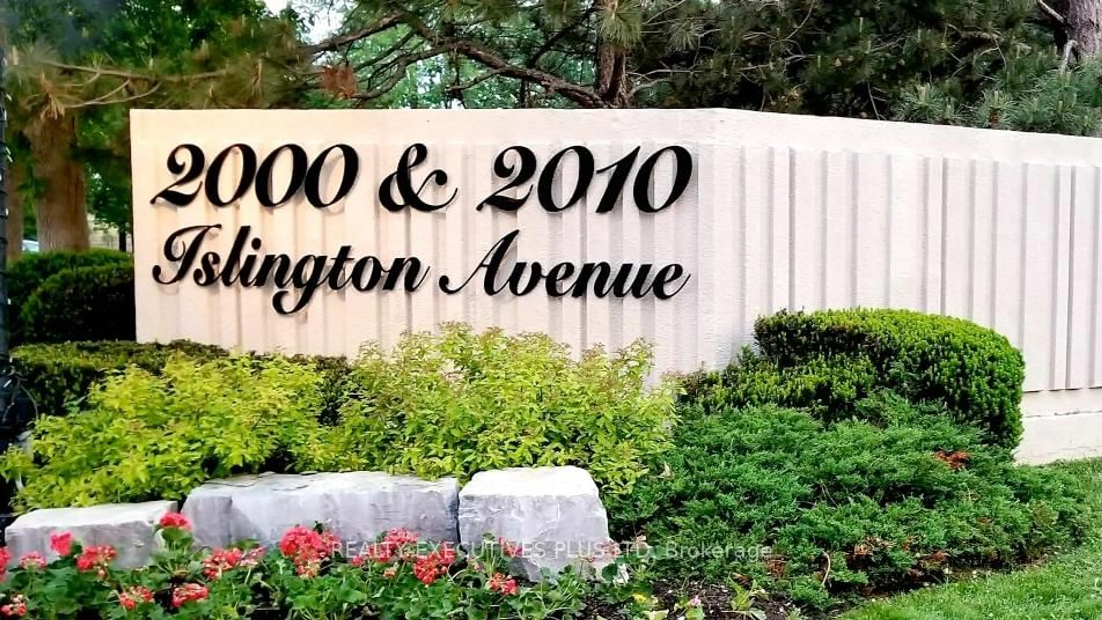 Indoor foyer for 2010 Islington Ave #505, Toronto Ontario M9P 3S8