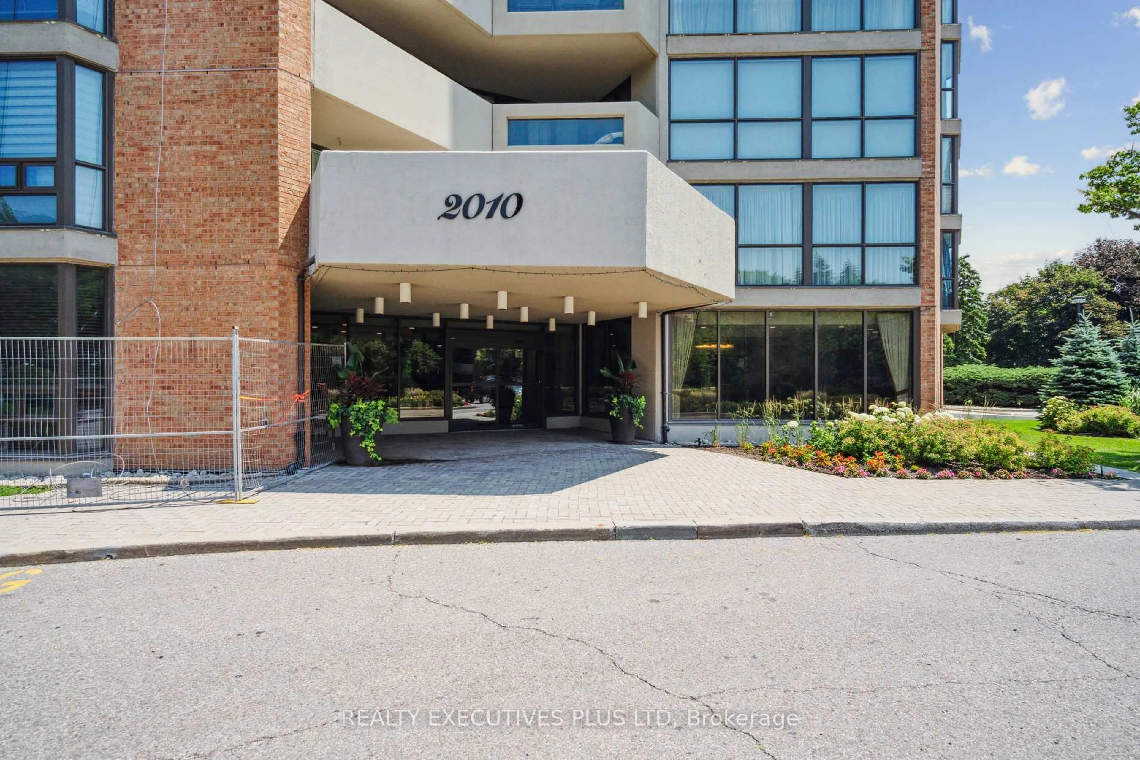 Indoor foyer for 2010 Islington Ave #505, Toronto Ontario M9P 3S8