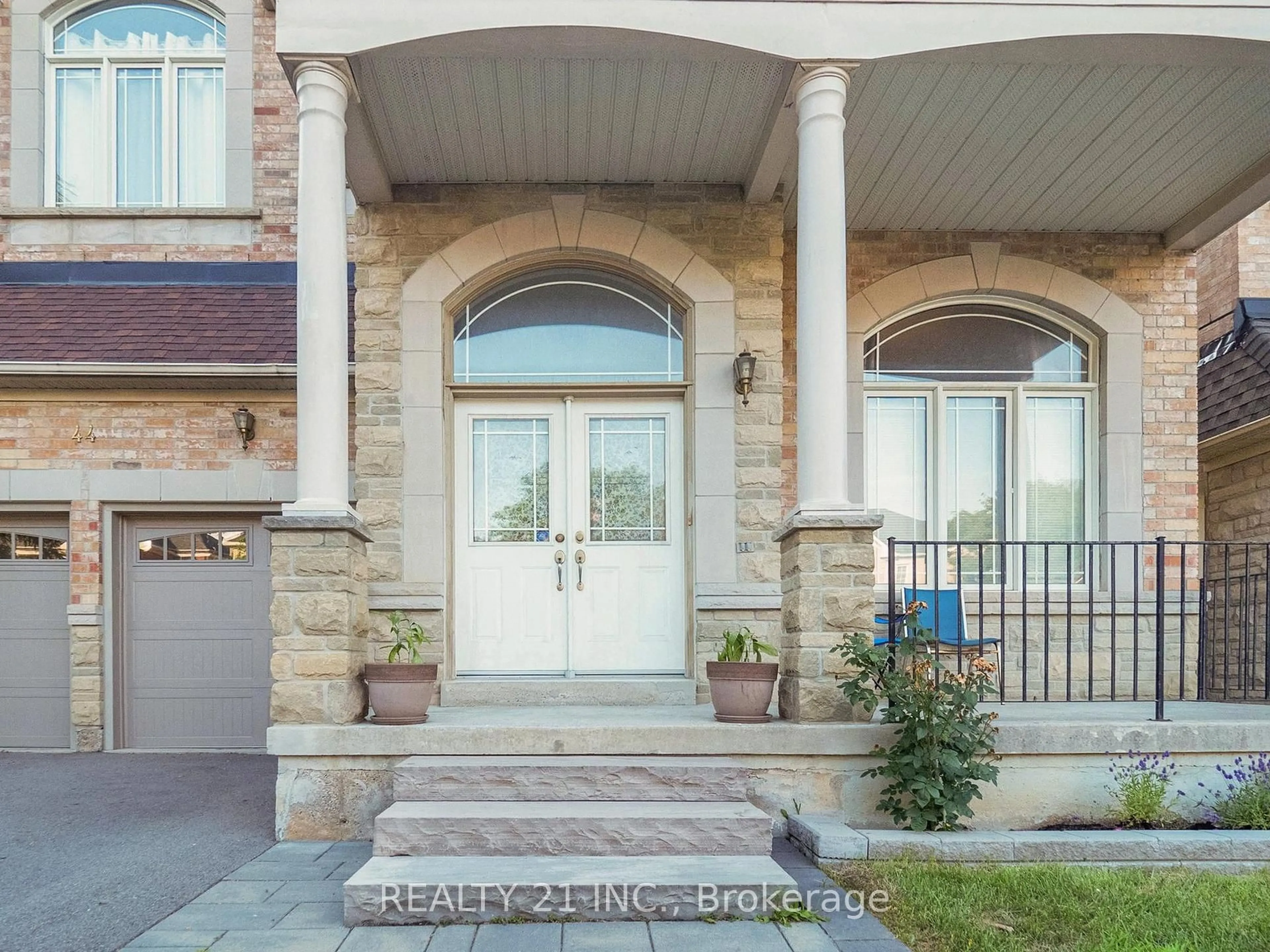 Indoor entryway for 44 Fogerty St, Brampton Ontario L6Y 5K2